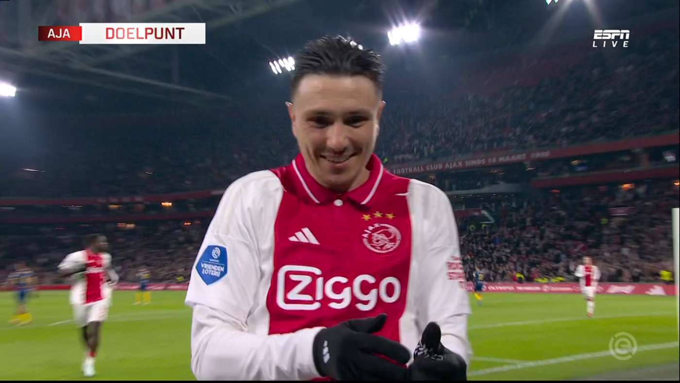 Bcn Rake Steven Berghuis schrijft direct na rake penalty drie letters op camera ...