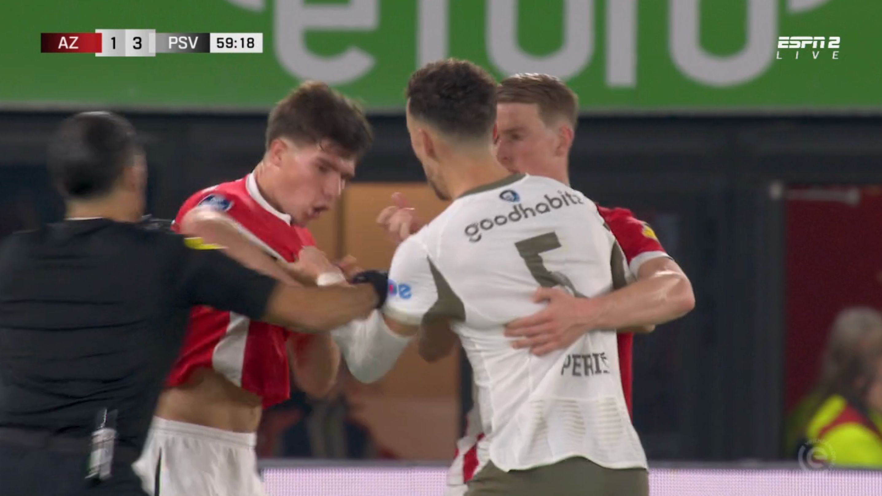 Wouter Goes slaat wild om zich heen en ontsnapt aan tweede gele kaart