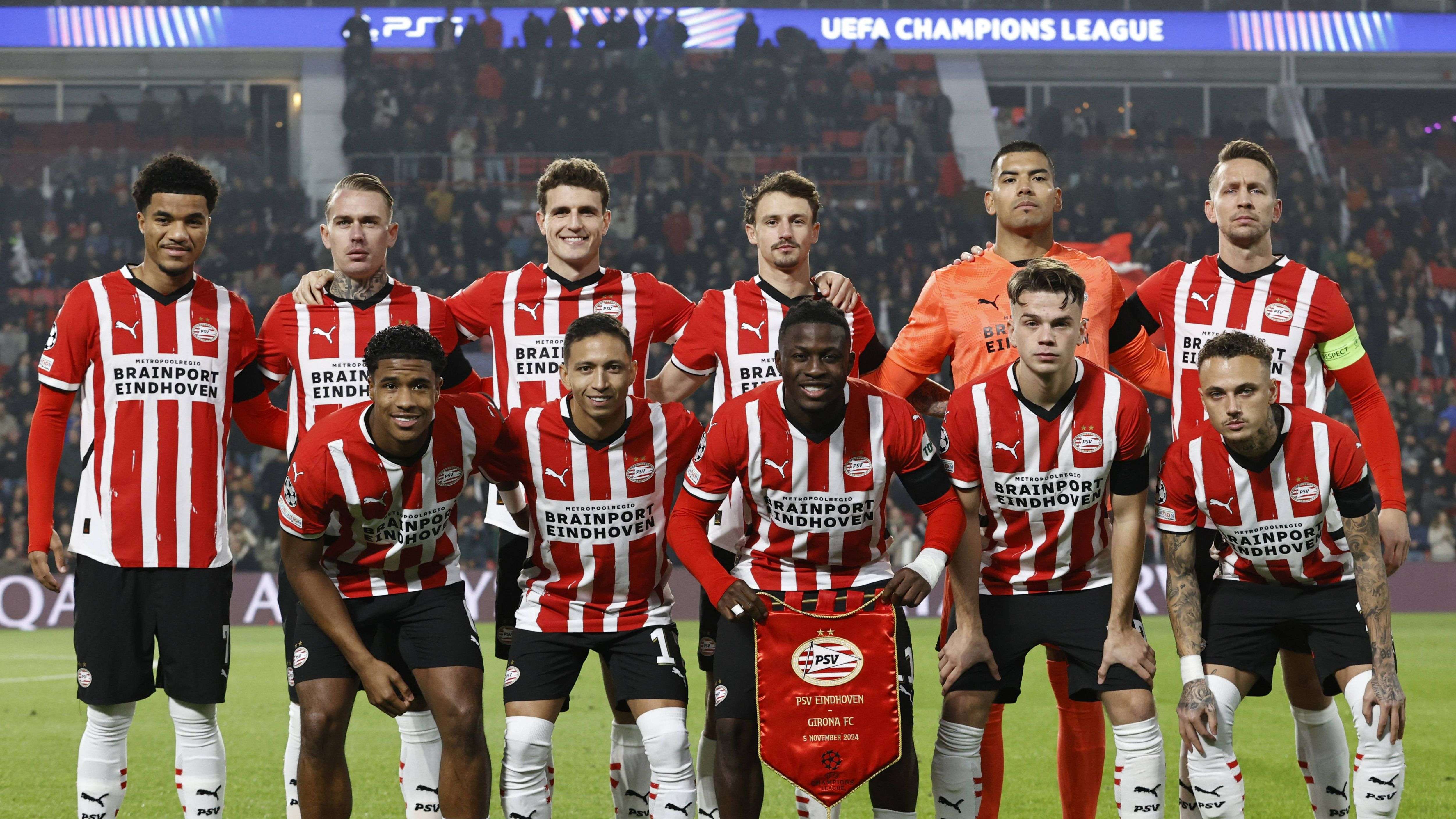 Malik Tillman of PSV Eindhoven, Rick Karsdorp of PSV Eindhoven, Guus Til of PSV Eindhoven, Olivier Boscagli of PSV Eindhoven, PSV Eindhoven goalkeeper Walter Benitez, Luuk de Jong of PSV Eindhoven. Front row (l-r) Ryan Flamingo of PSV Eindhoven, Mauro Junior of PSV Eindhoven, Johan Bakayoko of PSV Eindhoven, Matteo Dams of PSV Eindhoven, Noa Lang 