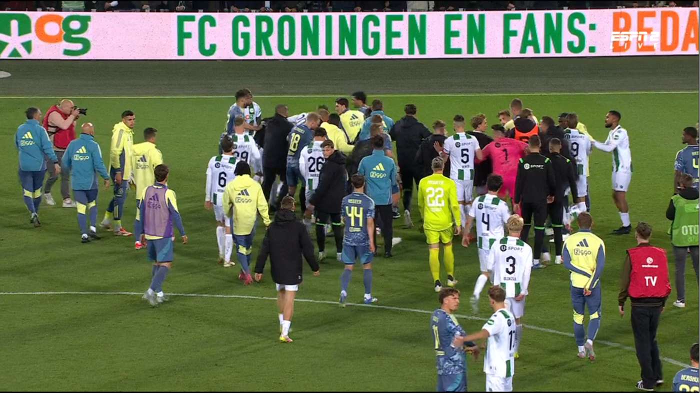 Heftige beelden: Etienne Vaessen slaat vol in op iemand van Ajax die op grond ligt | Voetbalzone