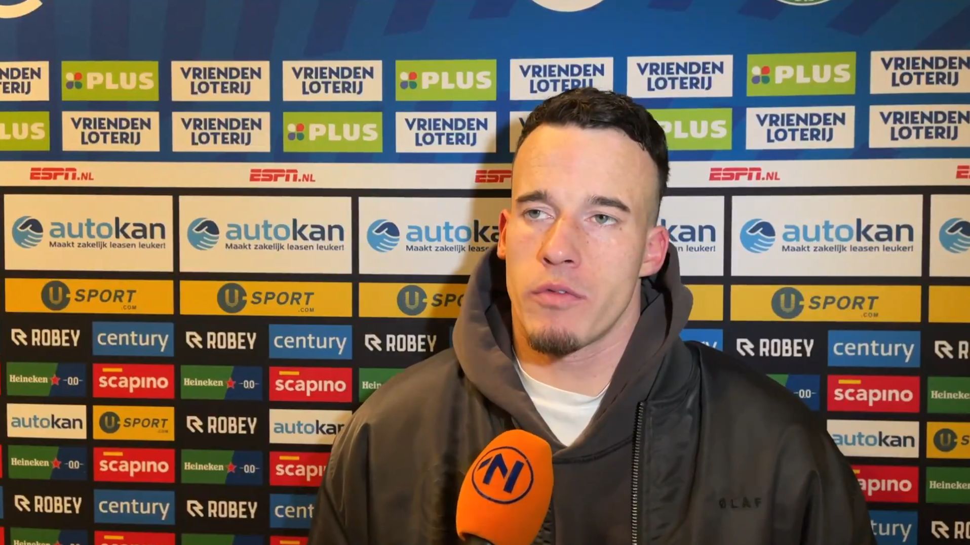 Etienne Vaessen ergert zich kapot aan trainer Danny Buijs: ‘ik zou mijn contract verscheuren’