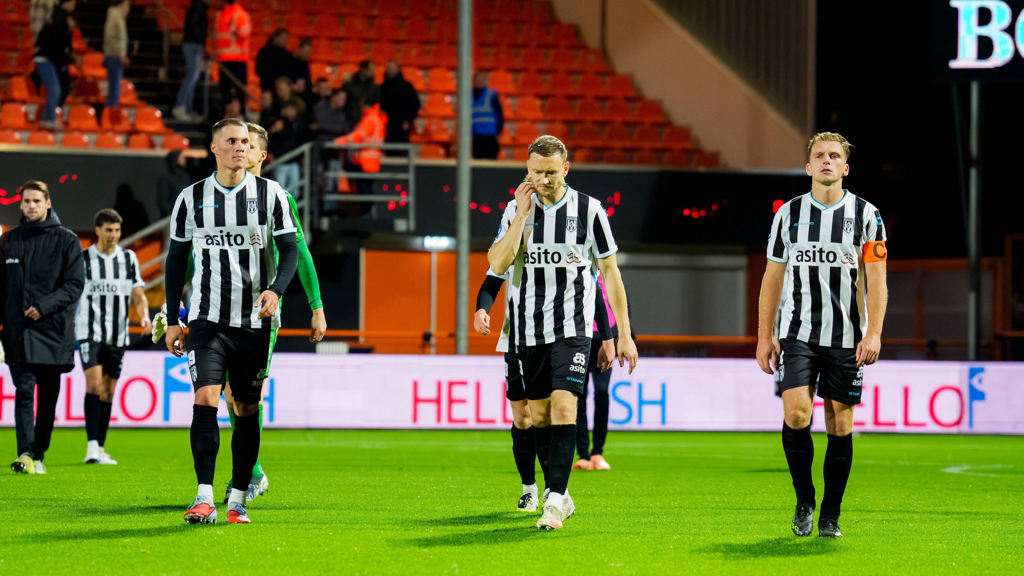 Spelers Heracles Almelo komen op schandalige wijze achter ontslag trainer Bas Sibum