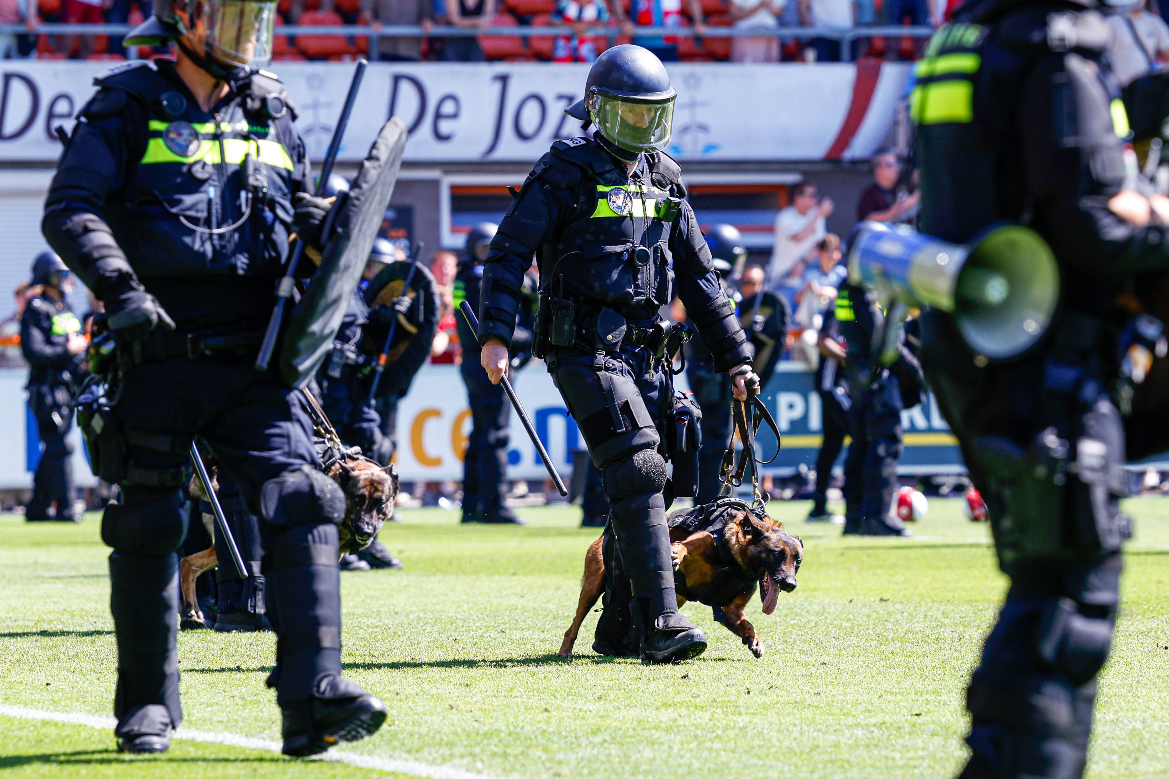 Rellen na Ajax - FC Utrecht: supporters bekogelen politie met stenen