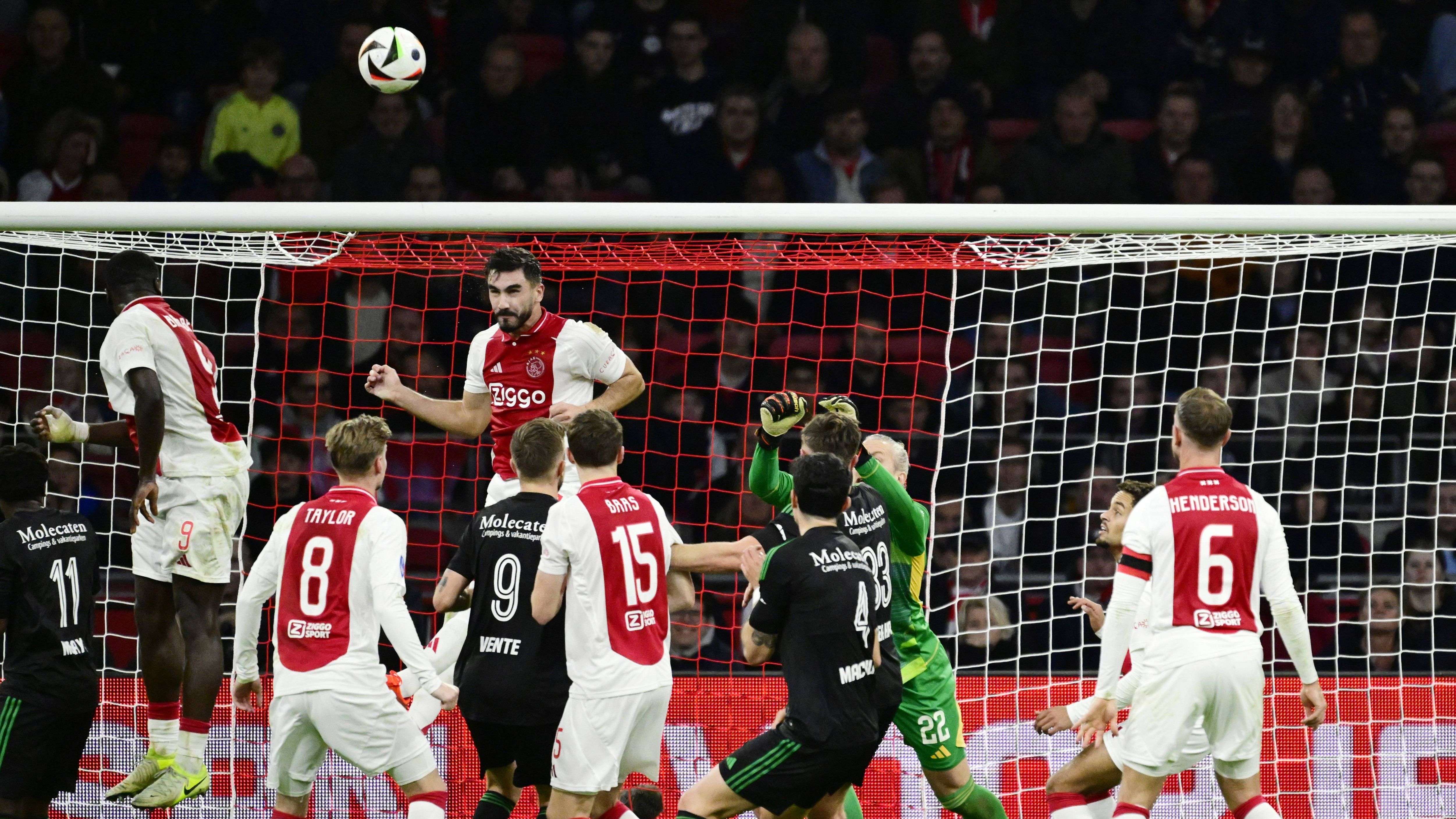 Brian Brobbey of Ajax, Kenneth Taylor of Ajax, Dylan Vente of PEC Zwolle, Josip Sutalo of Ajax, Youri Baas of Ajax, Anselmo Garcia Mac Nulty of PEC Zwolle, Damian van der Haar of PEC Zwolle, Ajax goalkeeper Remko Pasveer, Jordan Henderson of Ajax, Devyne Rensch of Ajax