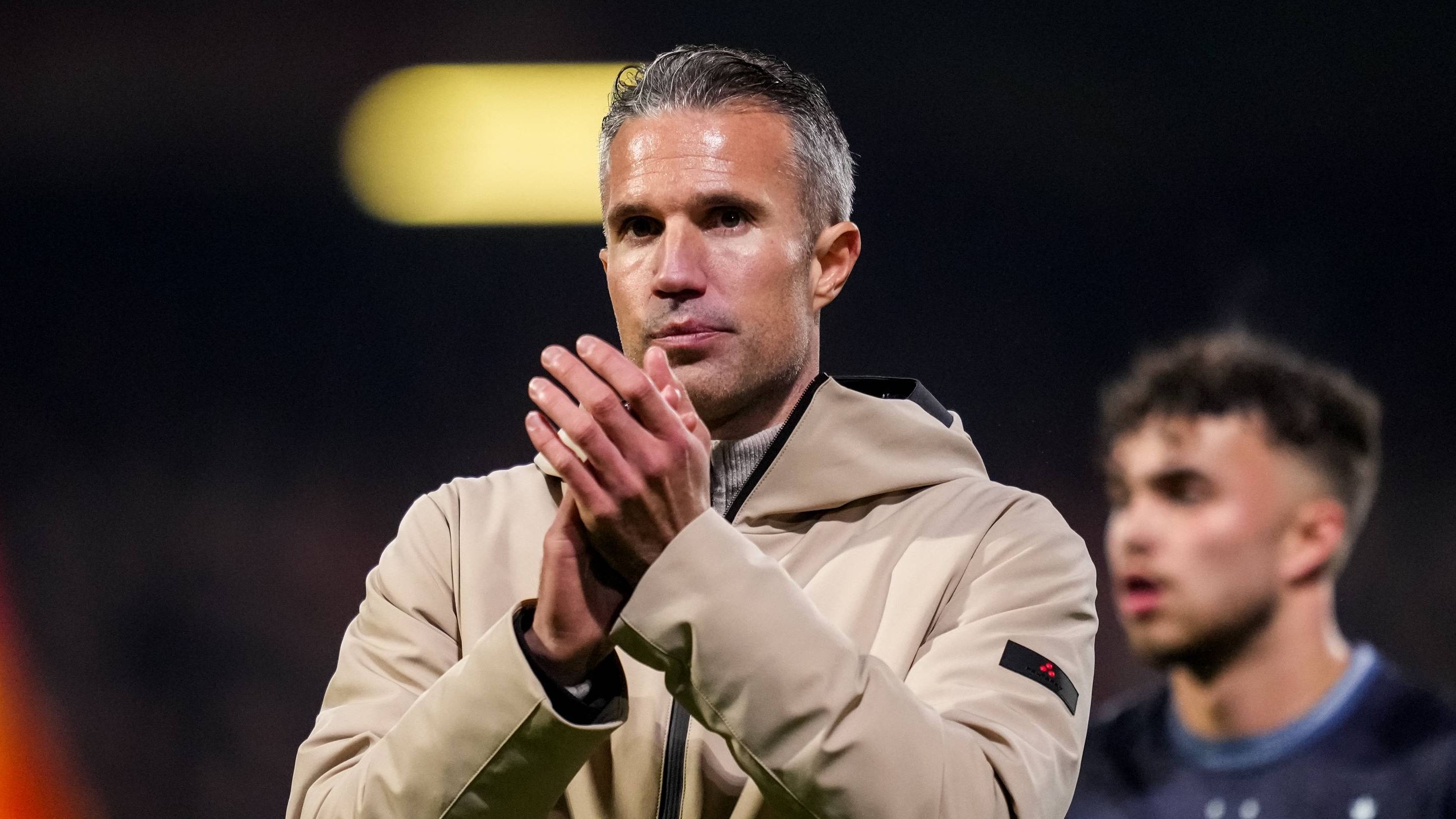 Robin van Persie is hard voor Joey Kooij na zeperd Feyenoord in Deventer