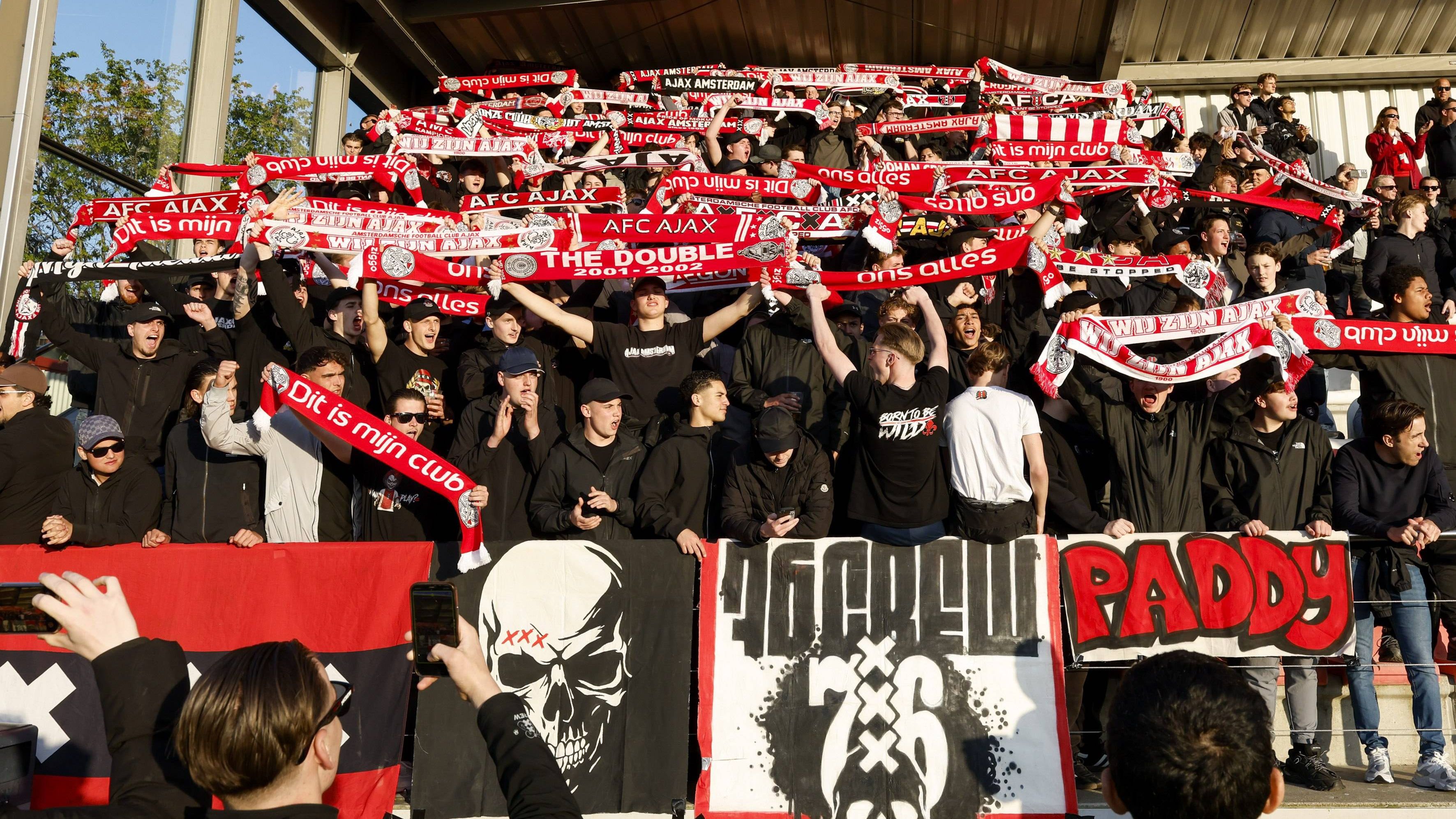 Weggestuurde speler zorgt voor woede bij Ajax: 'Wie was daar verantwoordelijk voor?'