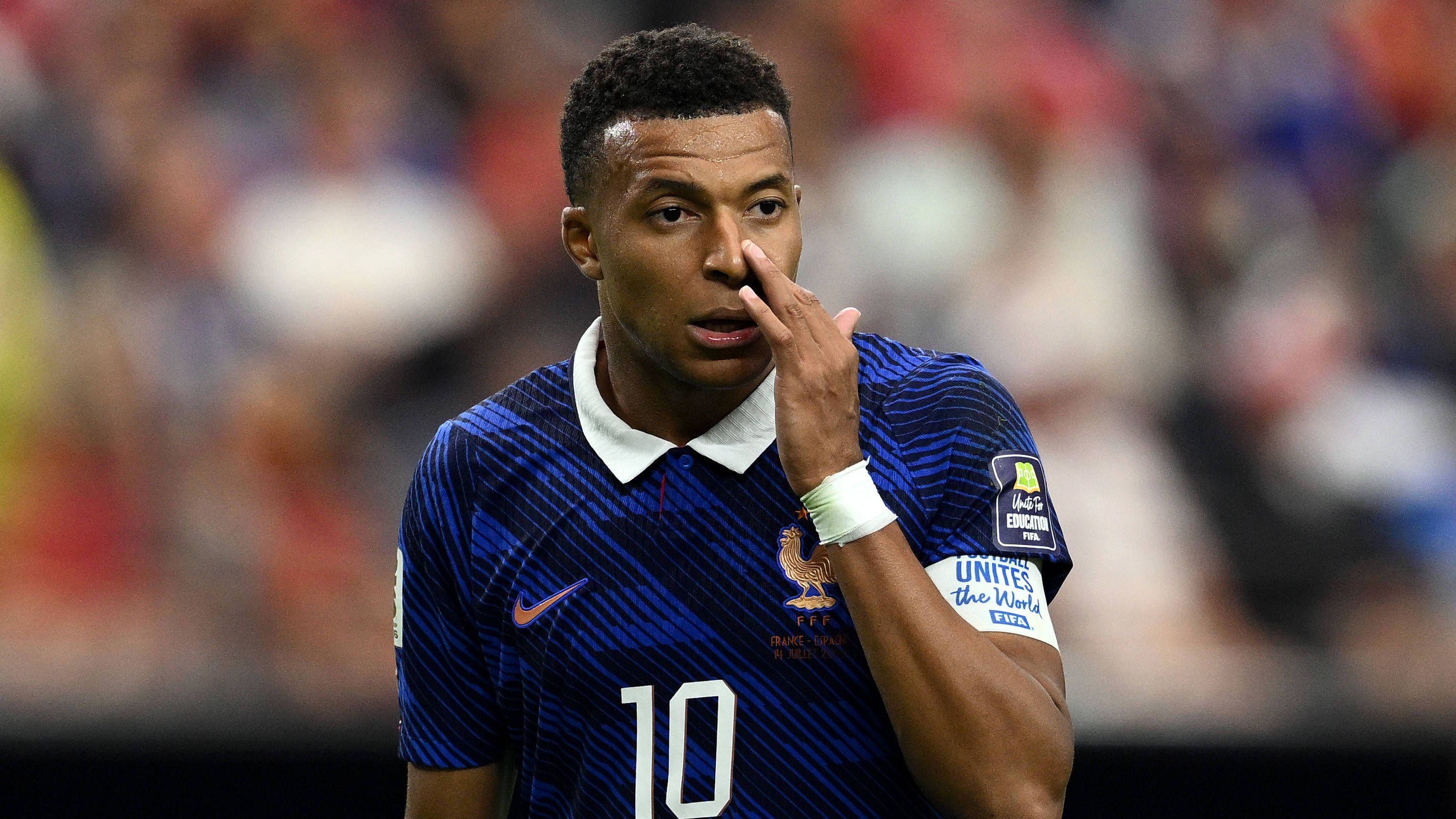 Franse Voetballegende Mbappé Eert Vertrekkende Bondscoach Deschamps