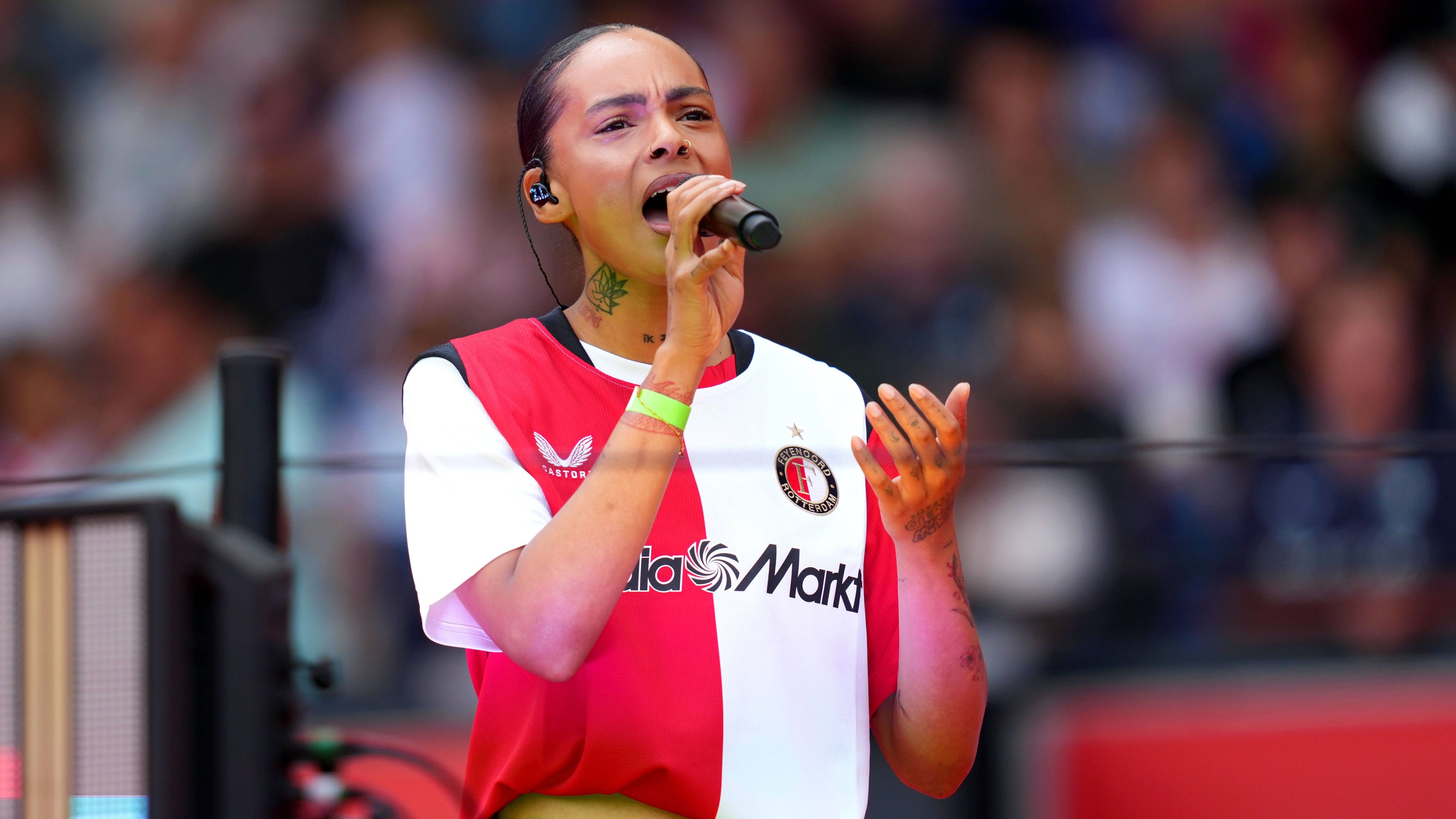 [Feyenoord Festival: Zangeres vergeet tekst van clublied en zorgt voor opschudding]