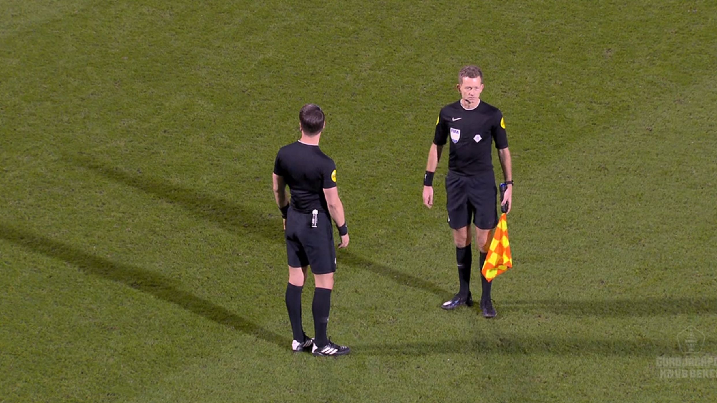 Danny Makkelie is slachtoffer van spreekkoren: 'De leeghoofden laten hun buitengewoon treurige kant 