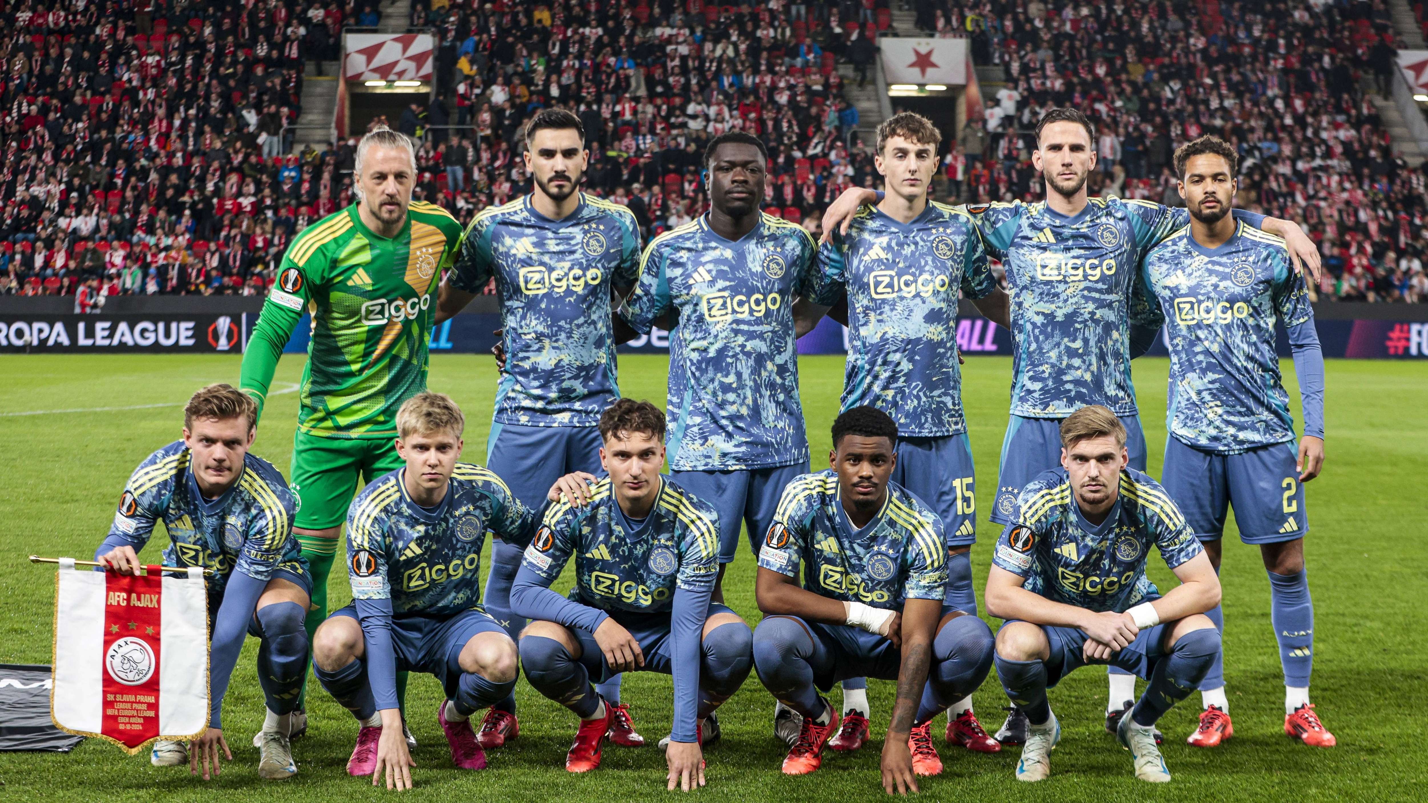 Ajax goalkeeper Remko Pasveer, Josip Sutalo of Ajax, Brian Brobbey of Ajax, Youri Baas of Ajax, Branco van den Boomen of Ajax, Devyne Rensch of Ajax (below l-r) Christian Rasmussen of Ajax, Kristian Hlynsson of Ajax, Mika Godts of Ajax, Jorrel Hato of Ajax, Kenneth Taylor of Ajax