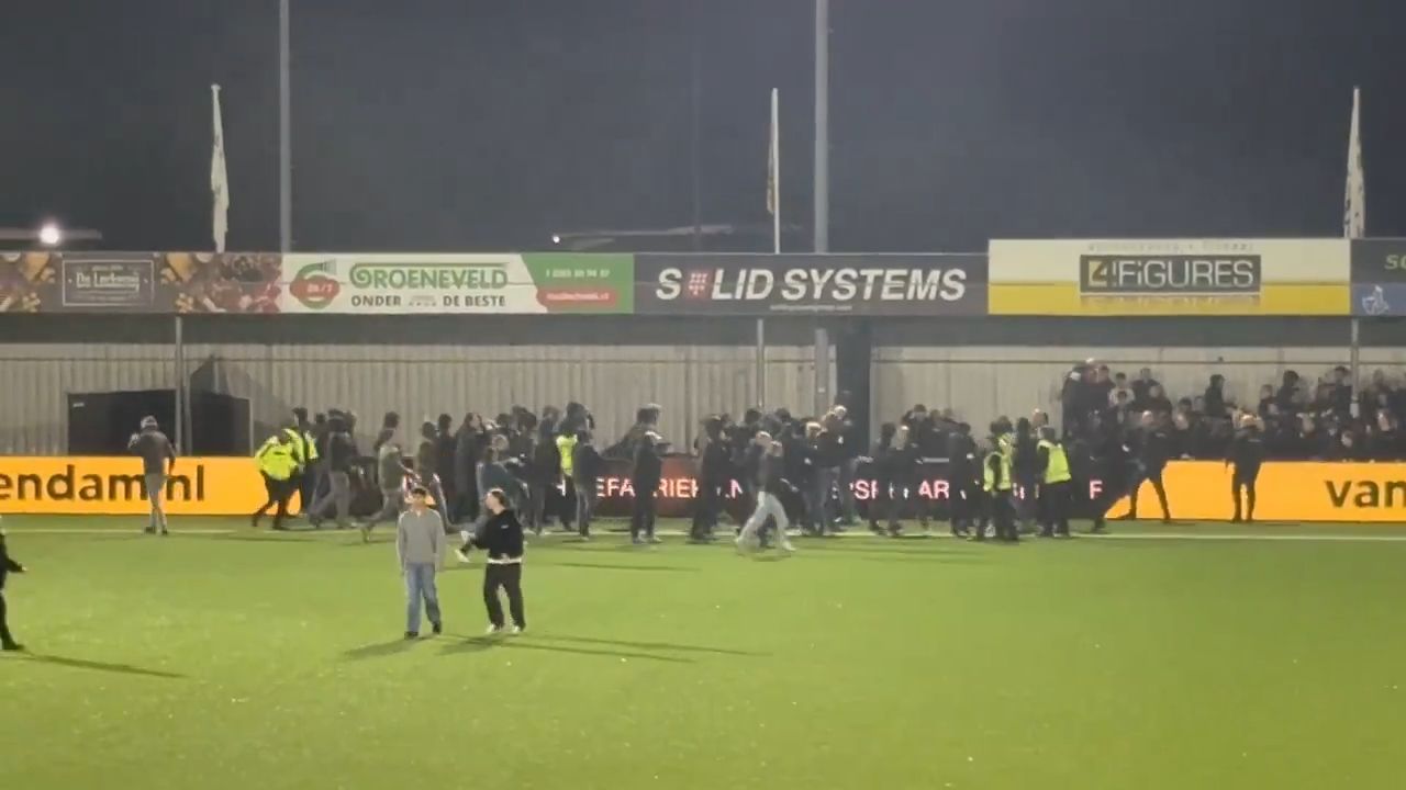 Totale chaos in KNVB Beker: 'zwartejasjesvolk' valt massaal fans van thuisclub aan