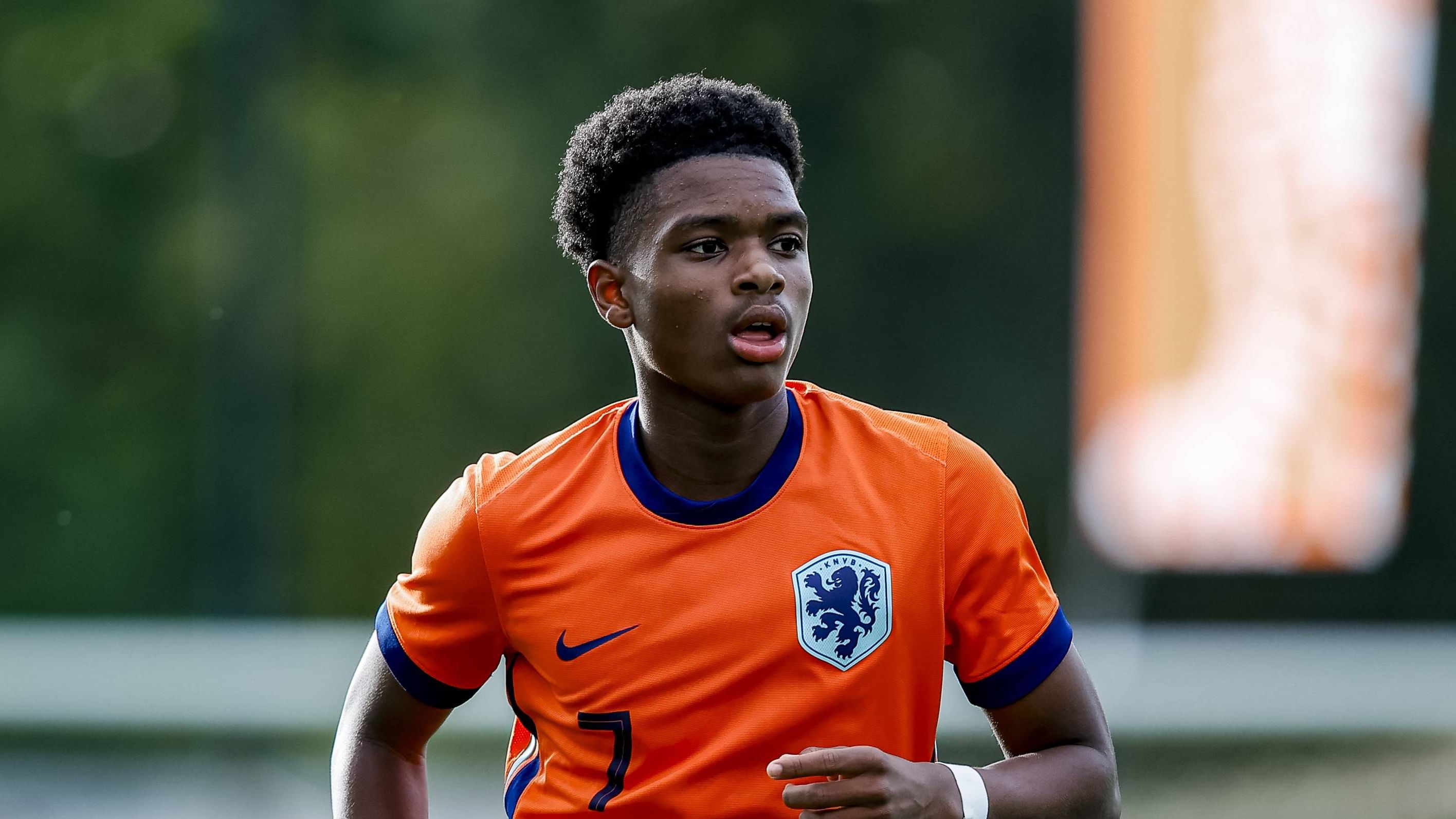 Zoon van zevenvoudig international kan tegen zijn broer debuut maken voor Feyenoord