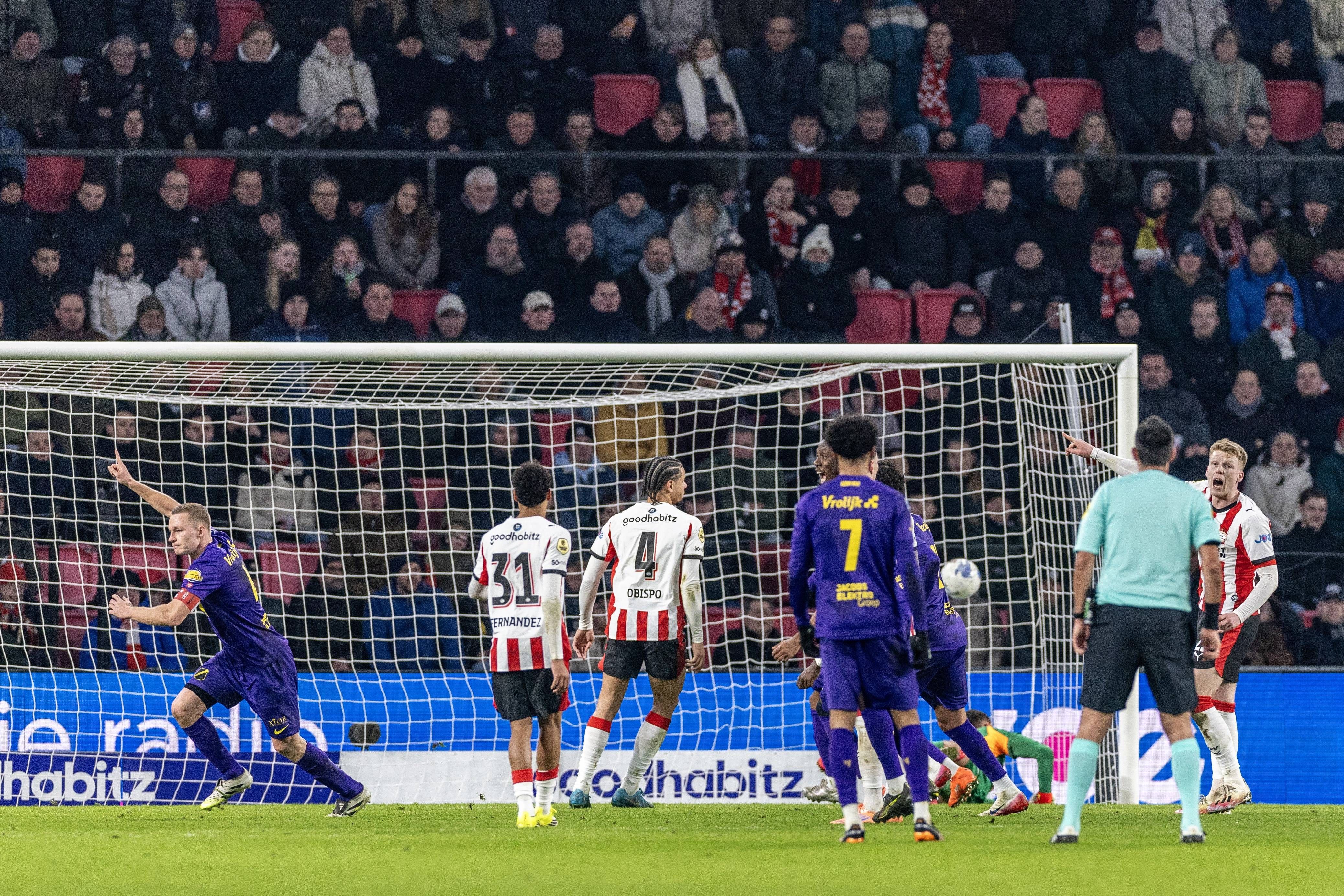 PSV stelt zwaar teleur maar redt punt thuis tegen NAC