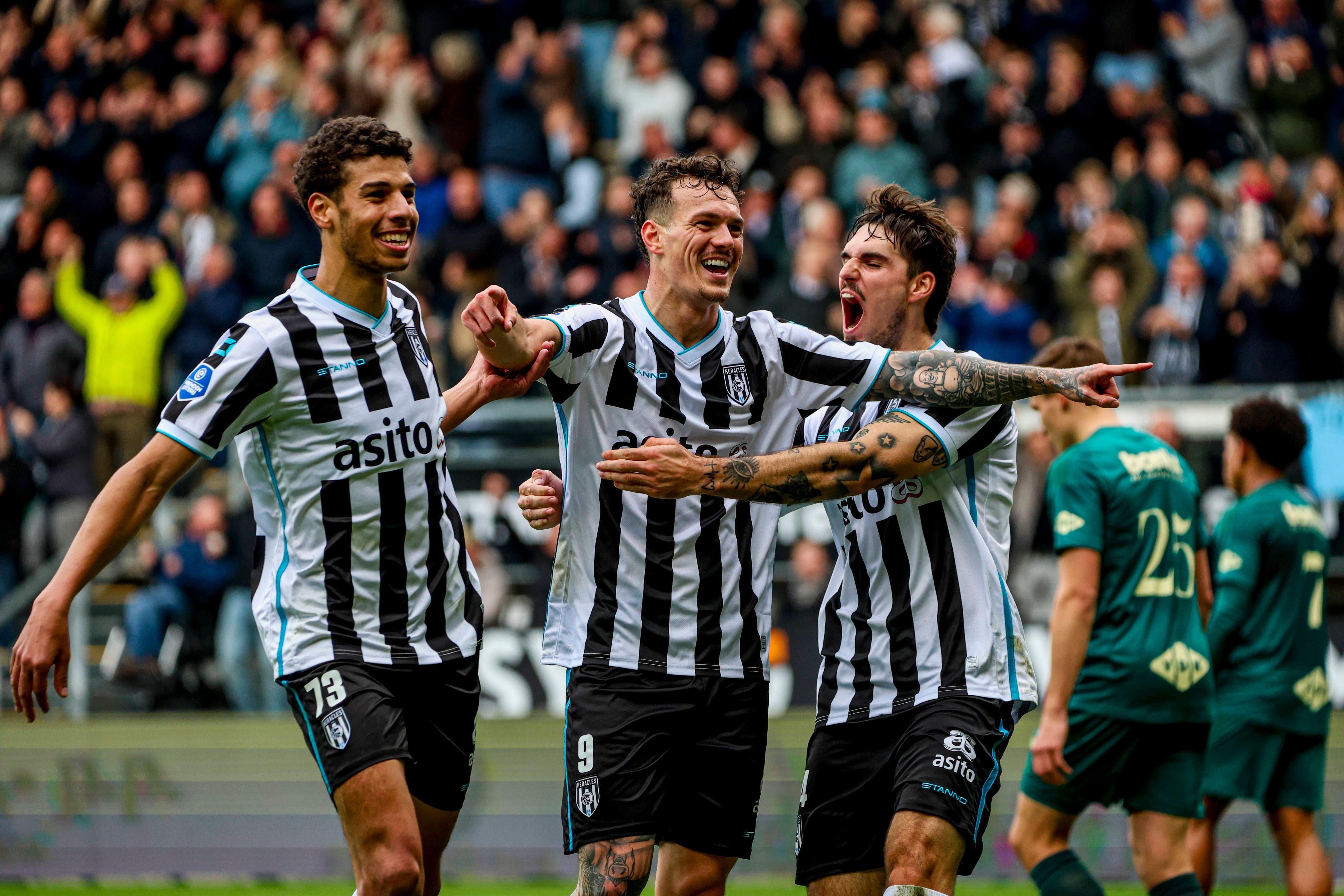 Heracles scoort liefst acht keer en maakt zonder Bas Sibum gehakt van PEC Zwolle