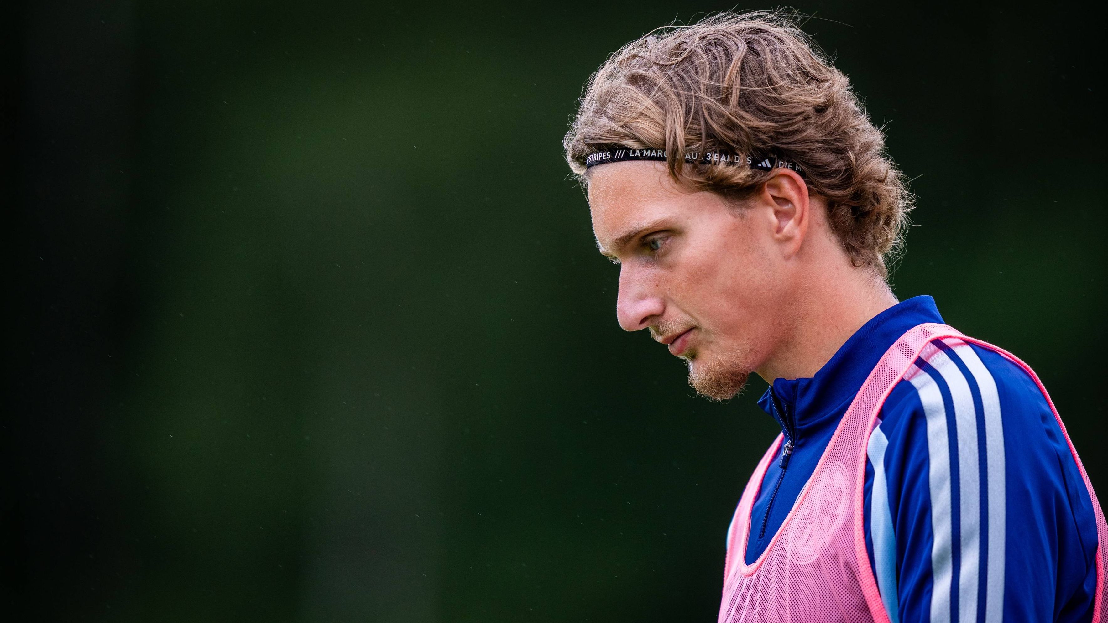Ajax Verandert Tactiek: Mika Godts Krijgt Nieuwe Rol