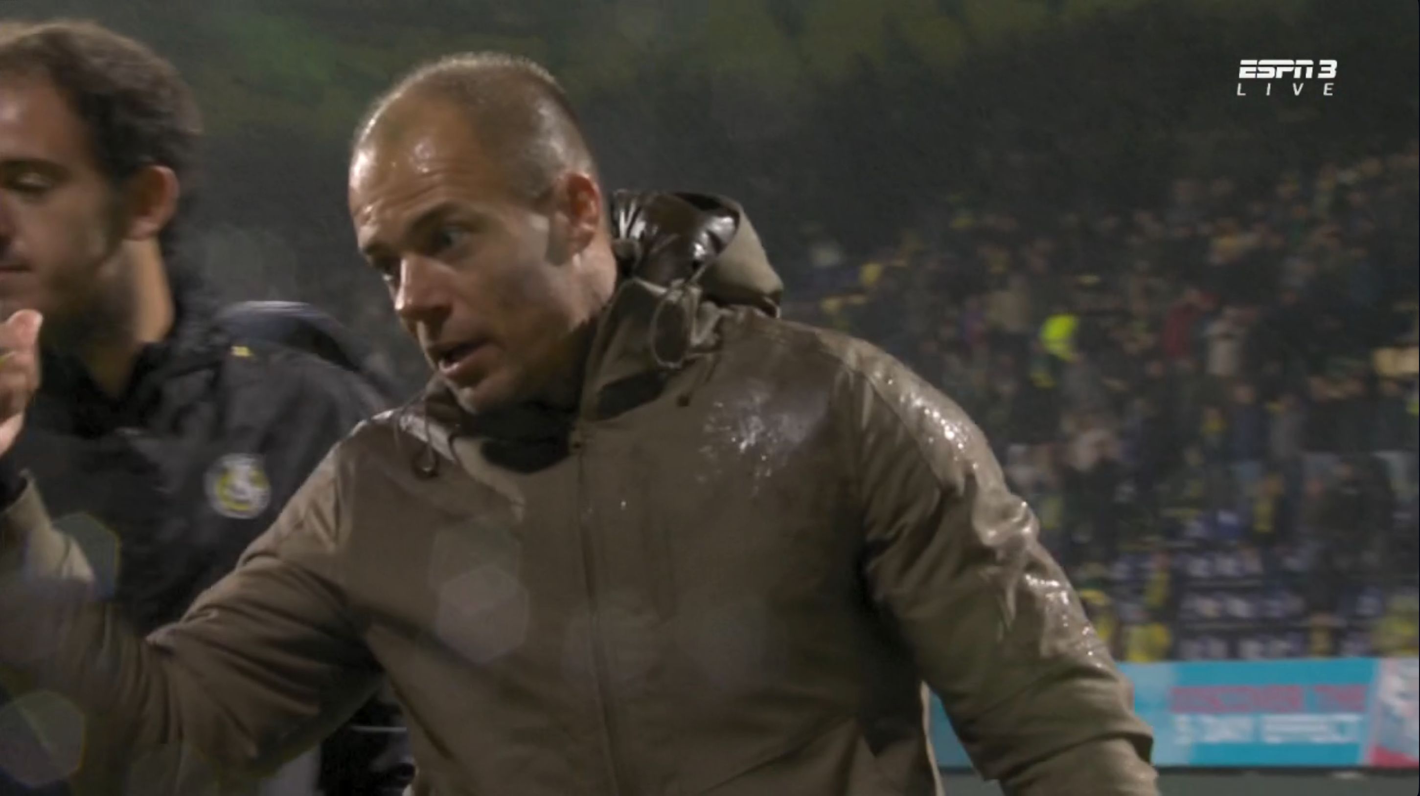 Bizarre beelden: Danny Buijs grijpt ballenjongen hardhandig vast