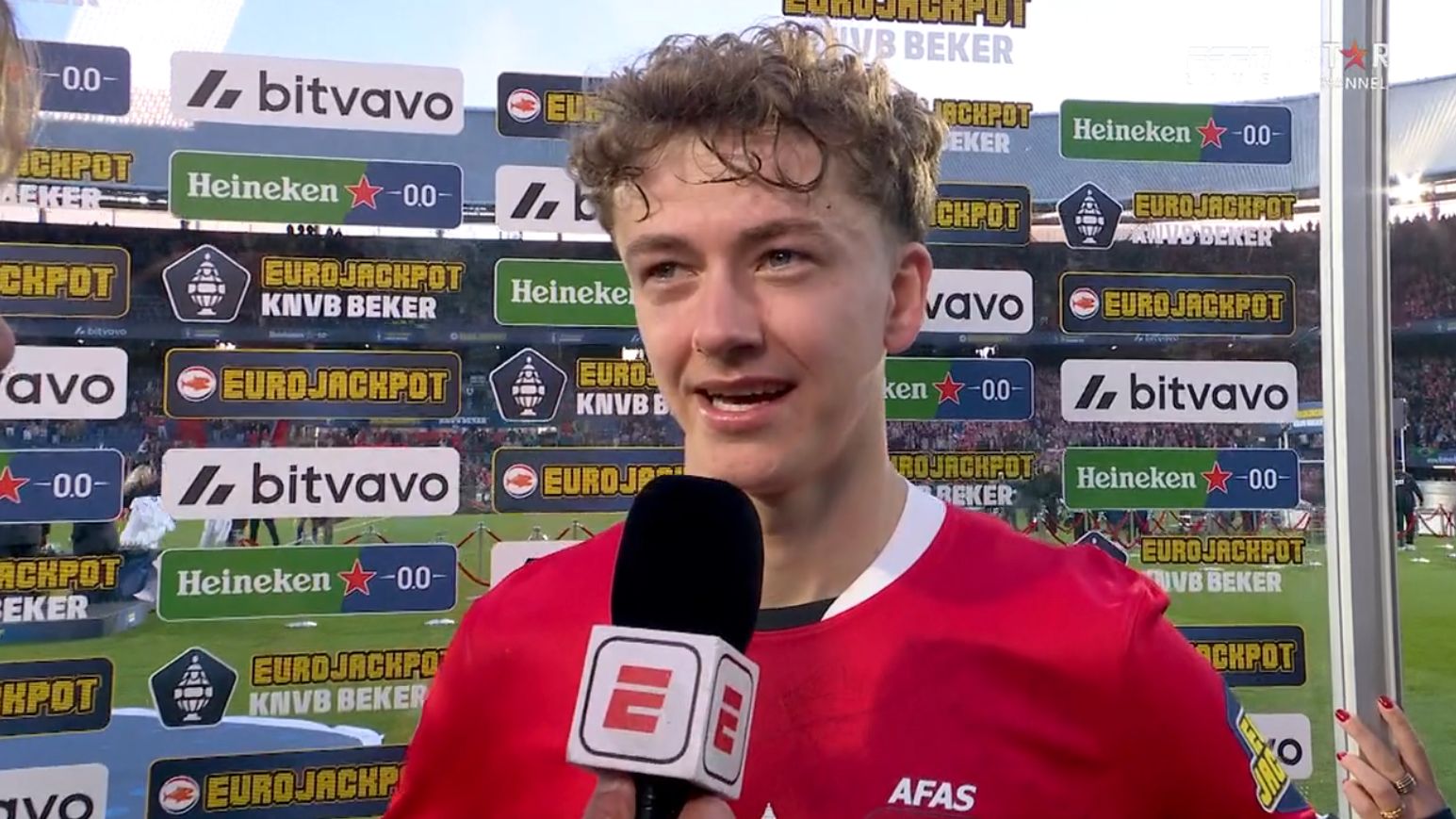 Sven Mijnans onthult opmerkelijke woorden van trainer Leeroy Echteld in de rust van AZ - NEC: ‘Hij z