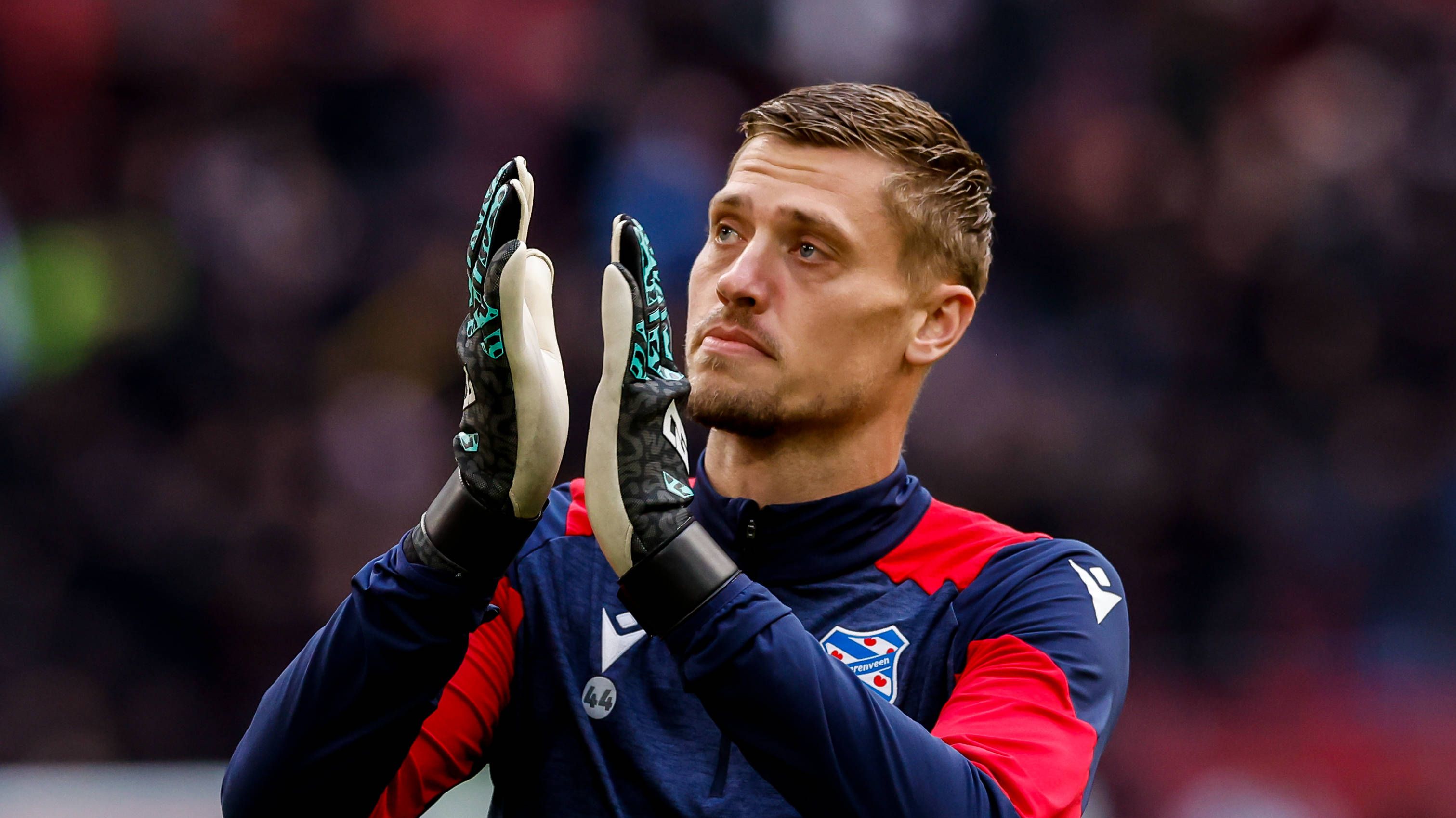 Andries Noppert krijgt enorme tik te verwerken bij sc Heerenveen