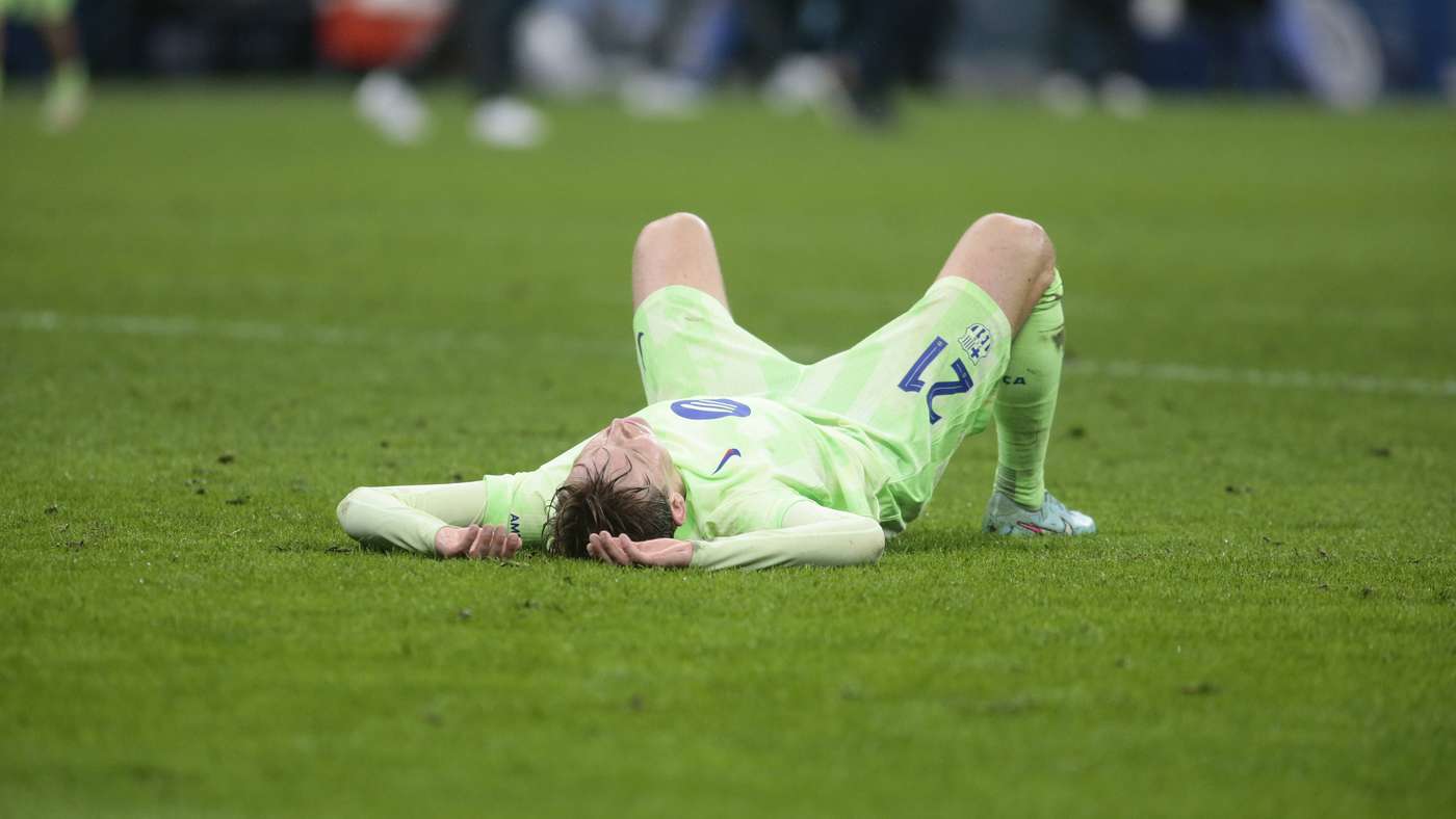 Frenkie de Jong on the floor after the game.