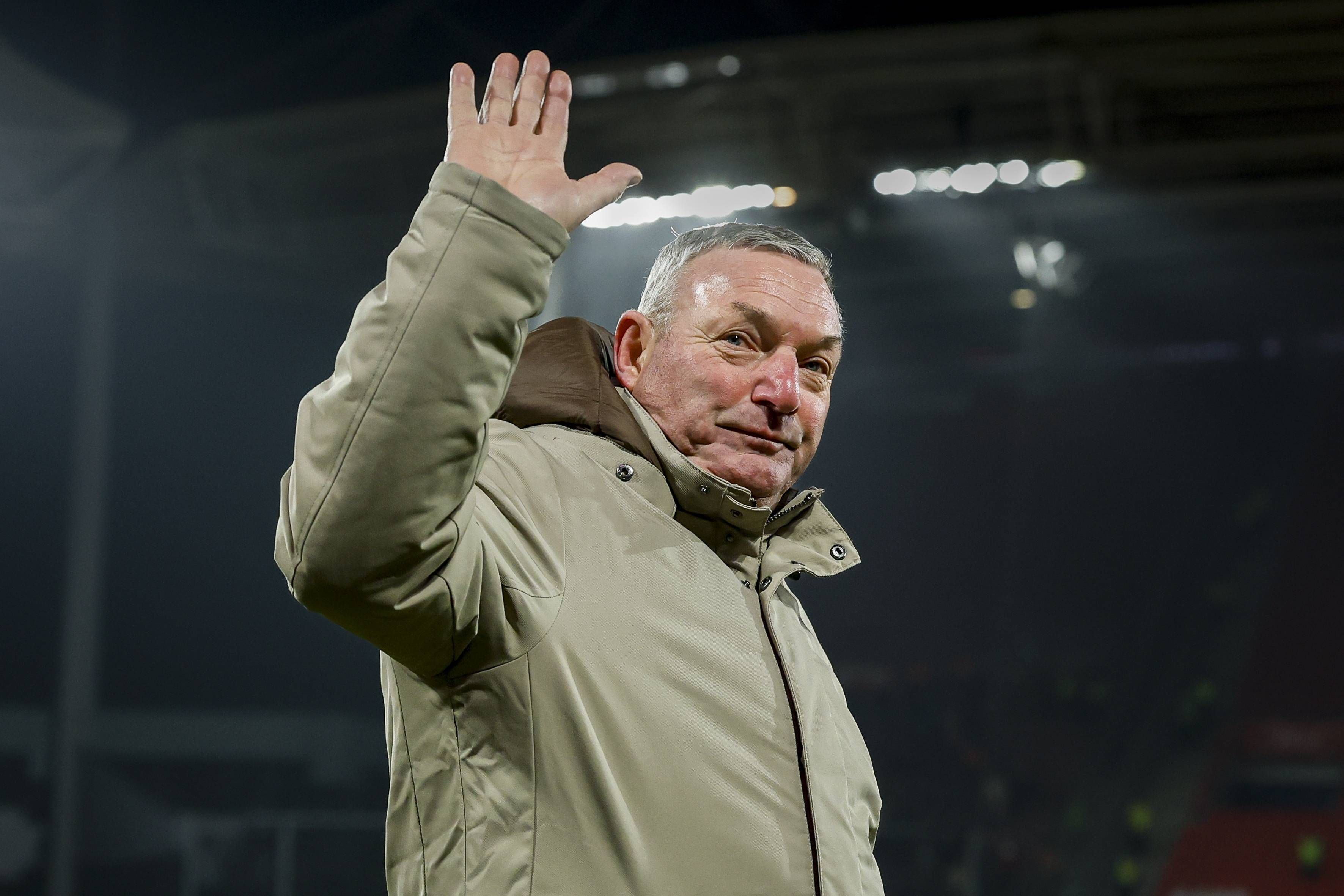 Ron Jans hoort wat boze fans FC Utrecht hem toewensen na nieuwe zeperd