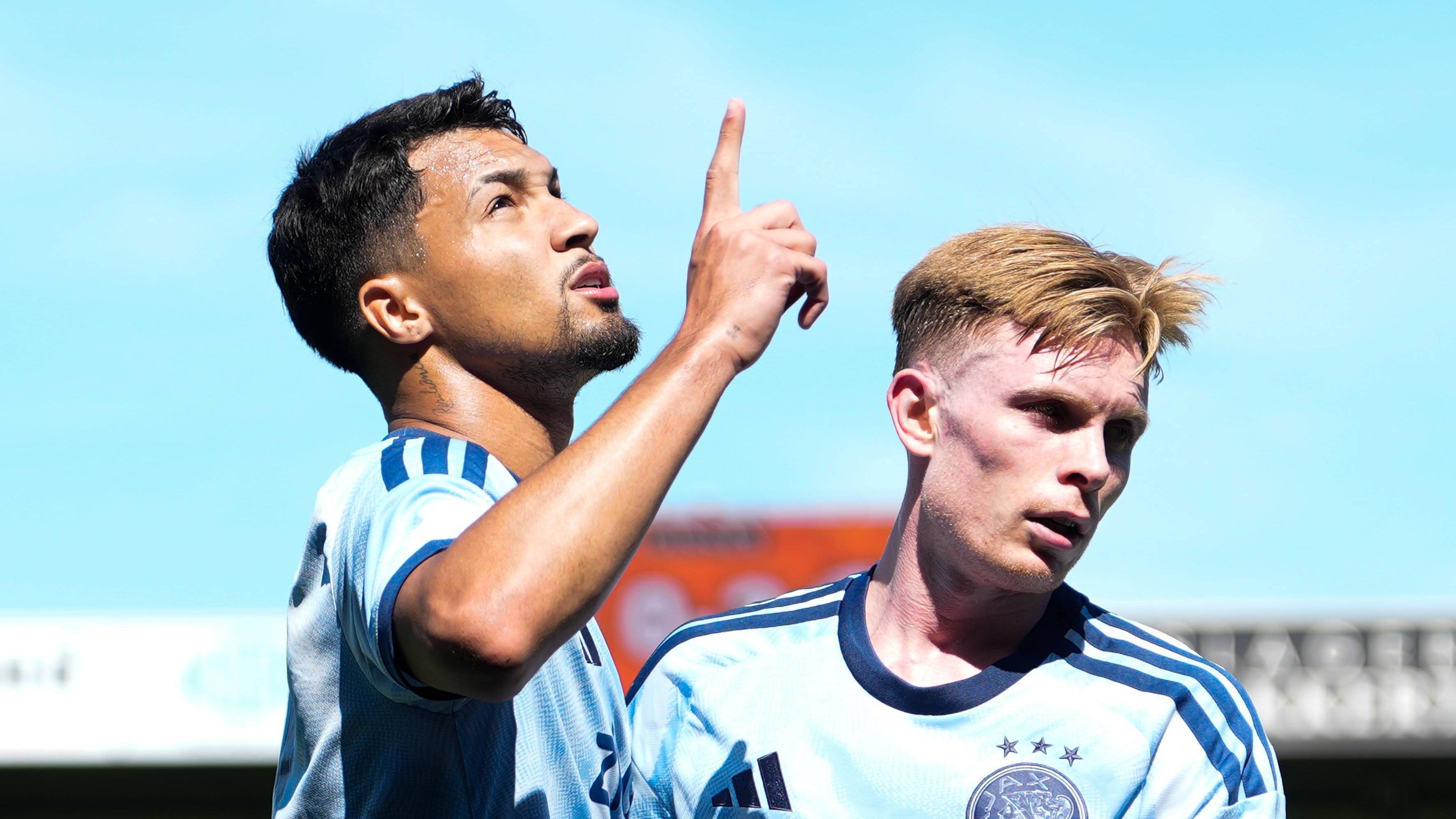 Doelman Heerkens maakt gigantische blunder, maar Ajax wint alsnog dankzij Leonardo, Arokodare en Gaa