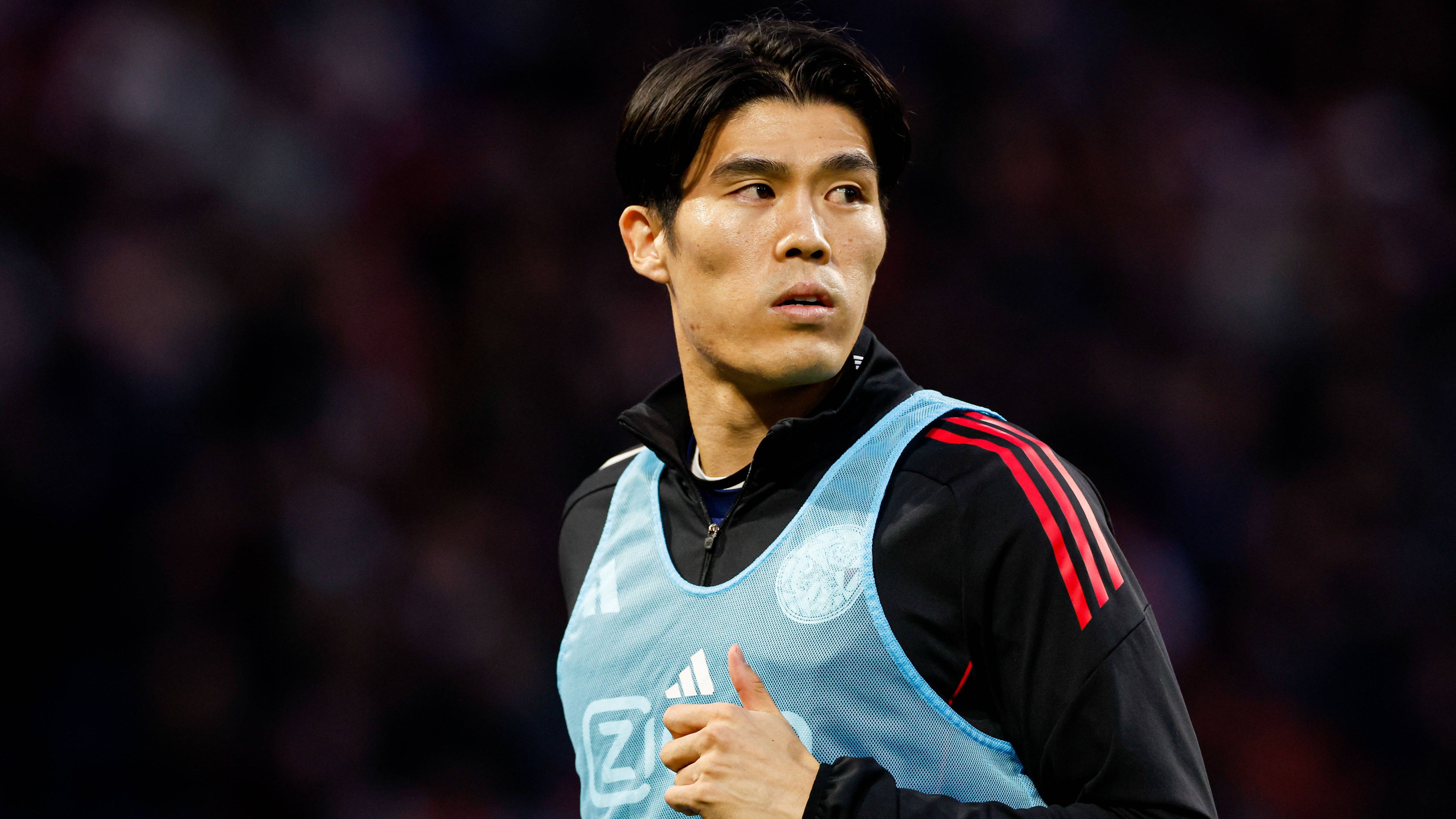 Hilariteit om Takehiro Tomiyasu direct na Ajax - Volendam: ‘Ik hoop niet dat hij hierdoor geblesseer