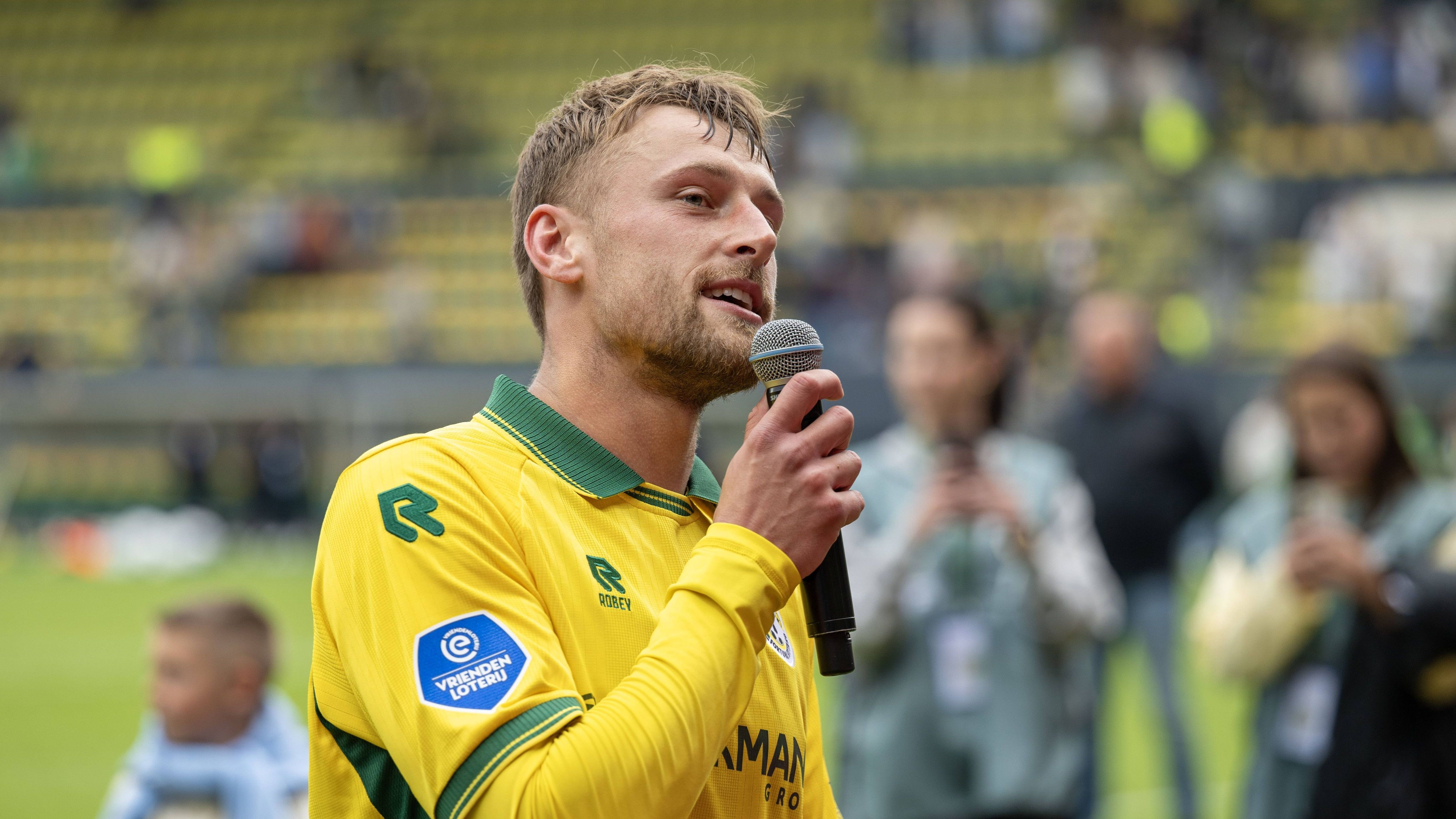 Kaj Sierhuis pakt microfoon en kondigt eigen vertrek bij Fortuna Sittard aan