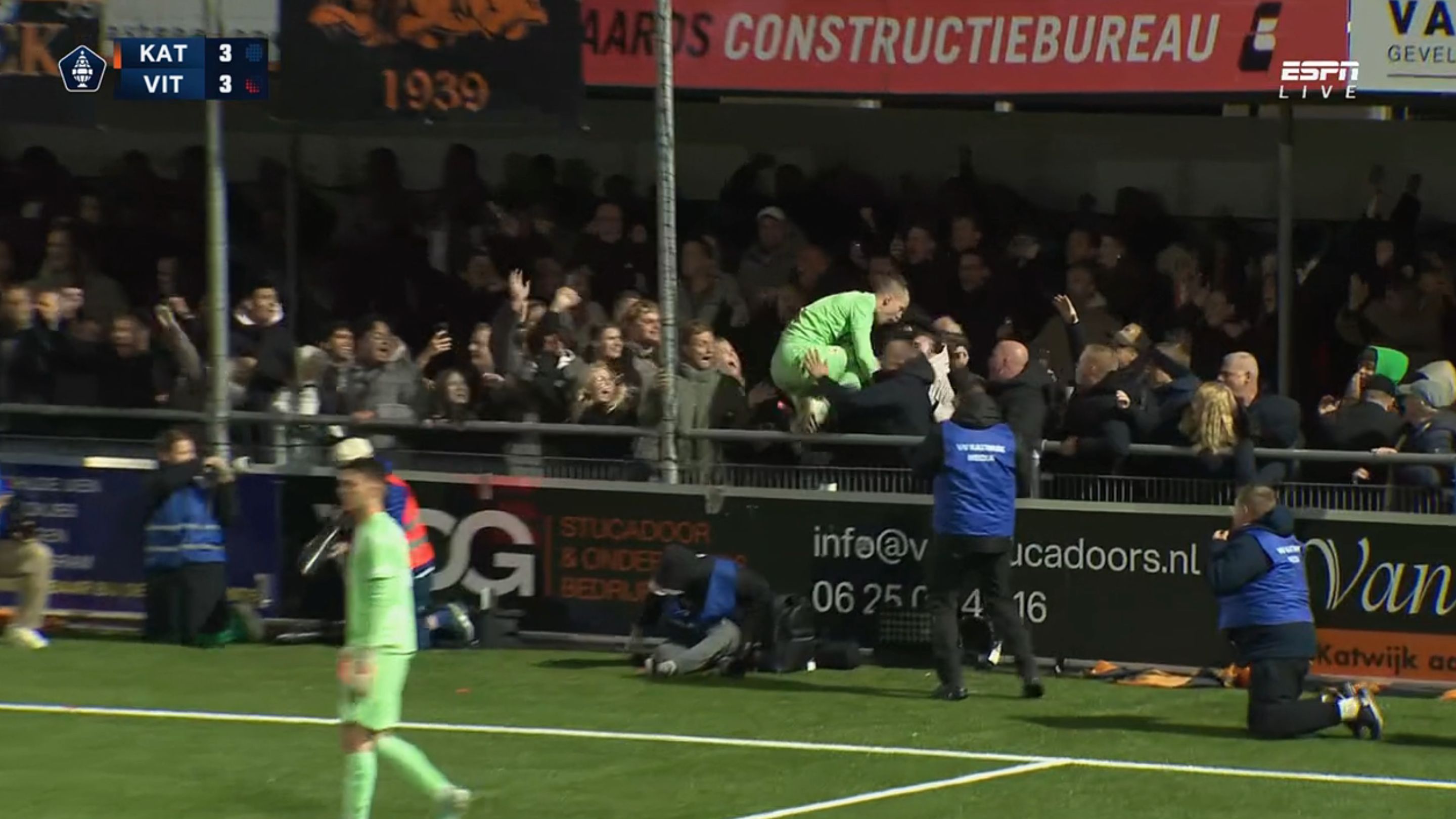 Vitesse gaat na krankzinnige penaltyserie onderuit tegen amateurs uit Katwijk