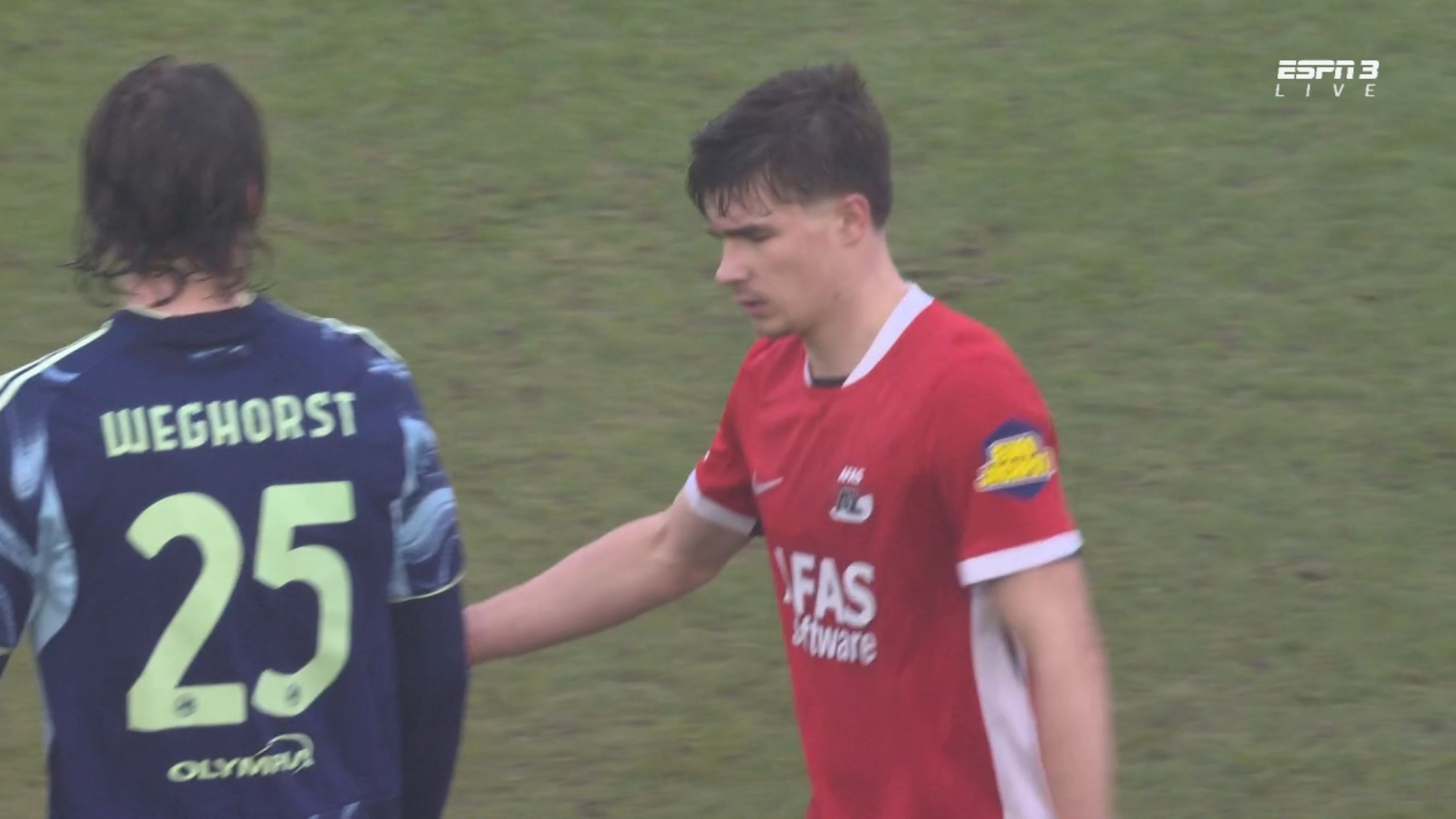 Beelden: Wout Weghorst doet direct na AZ - Ajax ontzettend kinderachtig tegen Wouter Goes