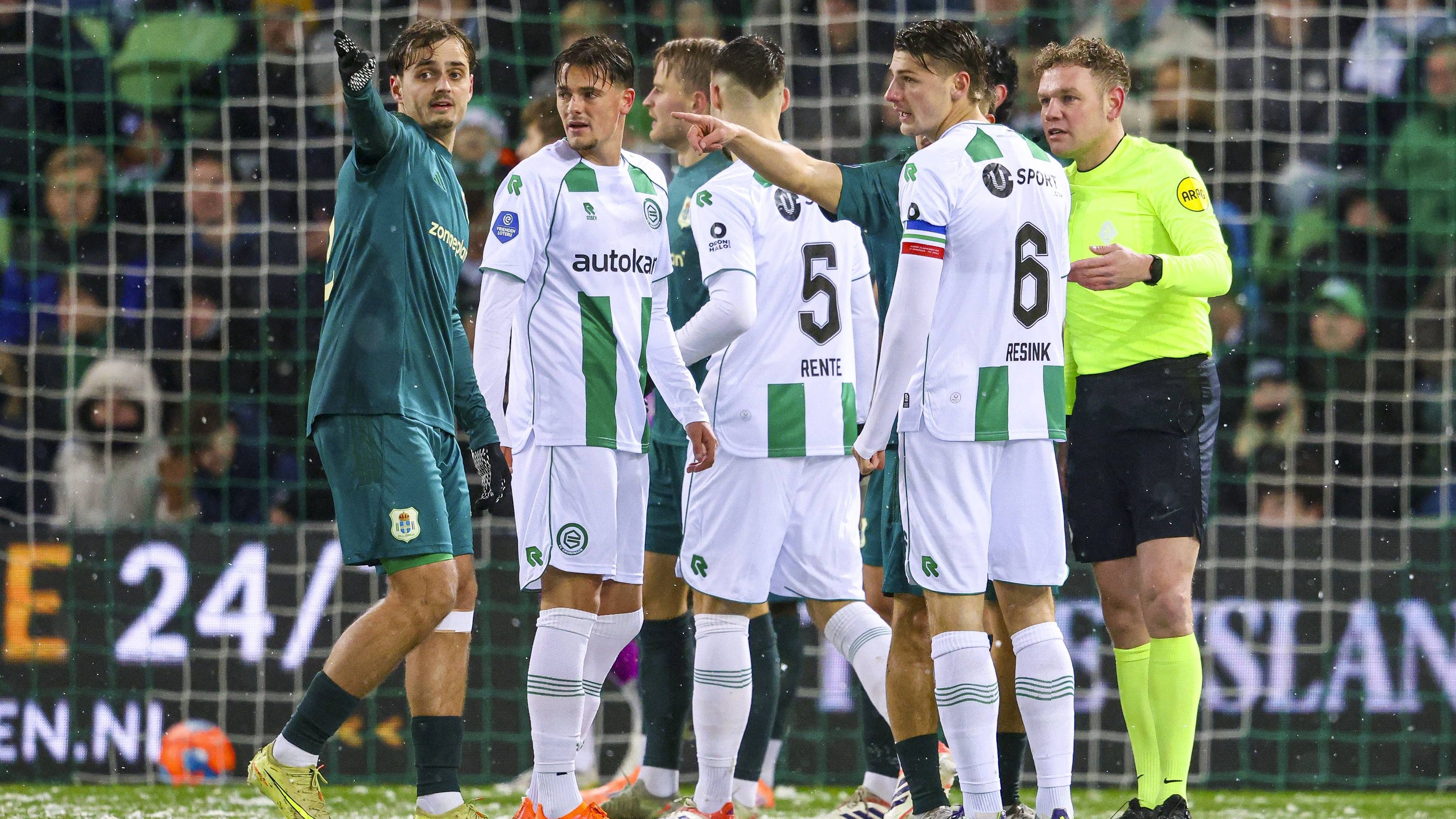FC Groningen - PEC Zwolle wordt al na zeven minuten gestaakt: 'Nog nooit meegemaakt'