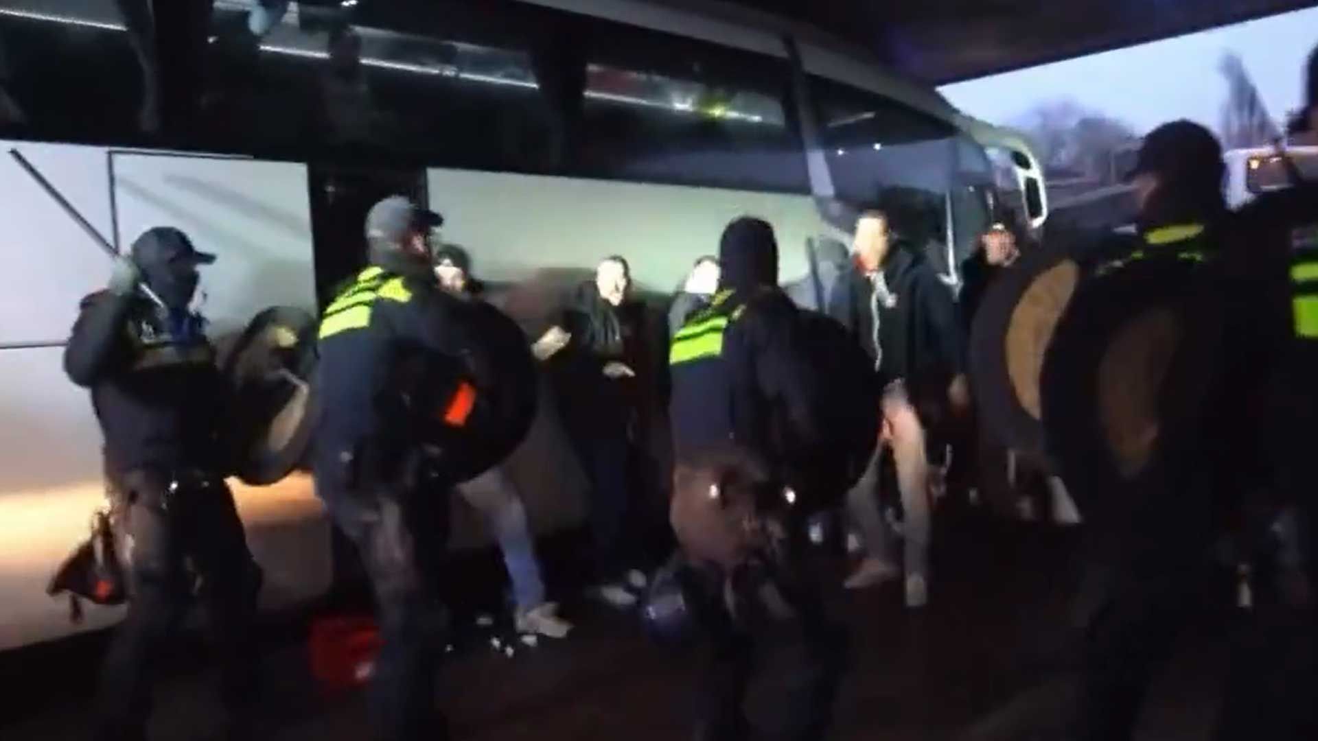 VfB Stuttgart woest na 'disproportioneel' politie-ingrijpen in Deventer: 'Alles ging fout’