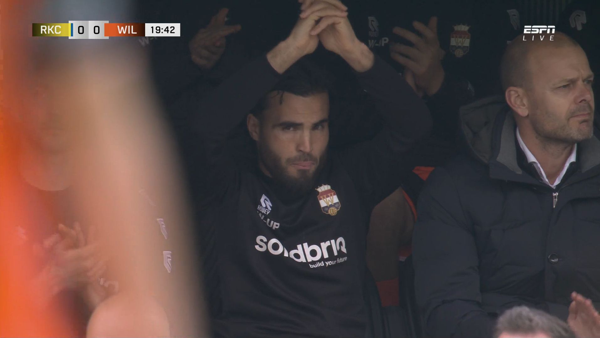 Fans RKC en Willem II komen in minuut 20 met hartverwarmende steunbetuiging aan Mounir El Allouchi