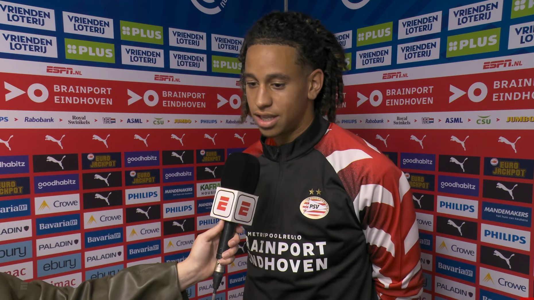 Debutant van PSV kijkt in de spiegel: 'Dit kan eigenlijk niet'