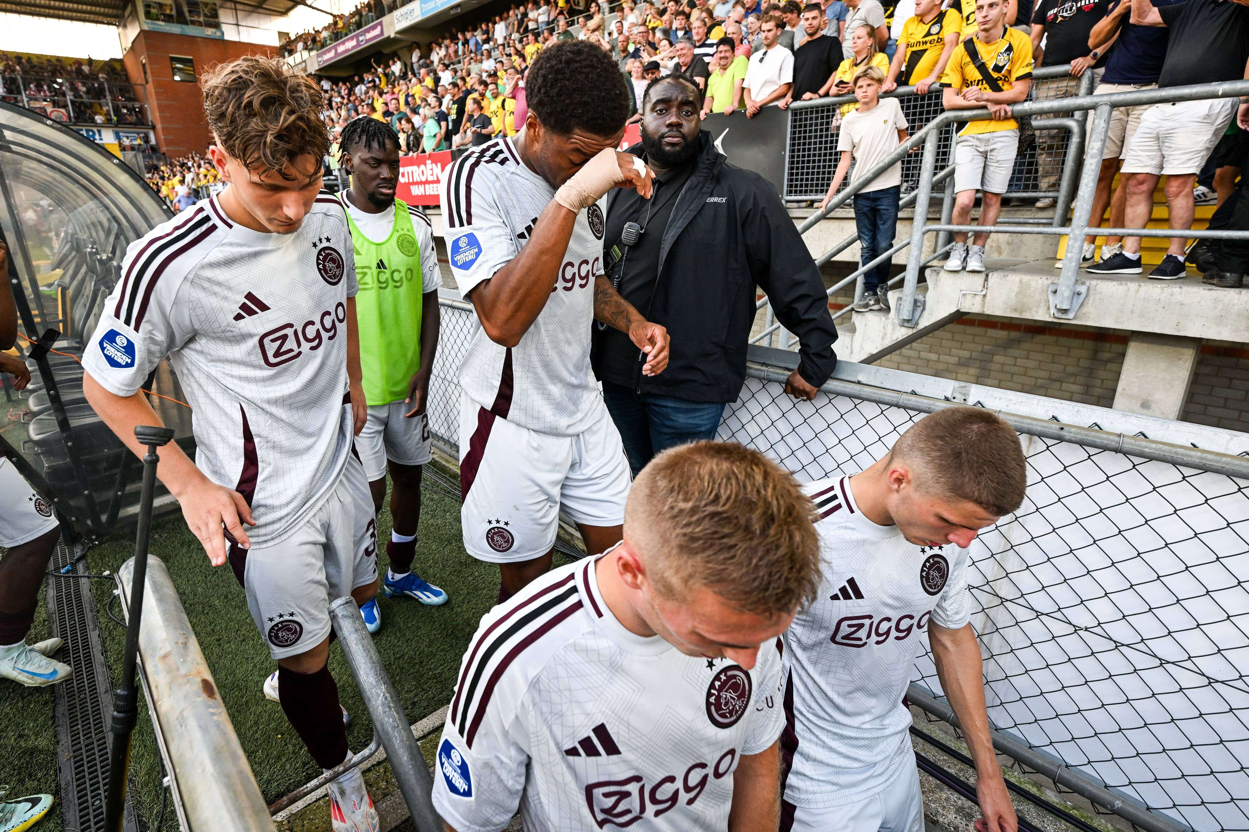 Mika Godts, Chuba Akpom