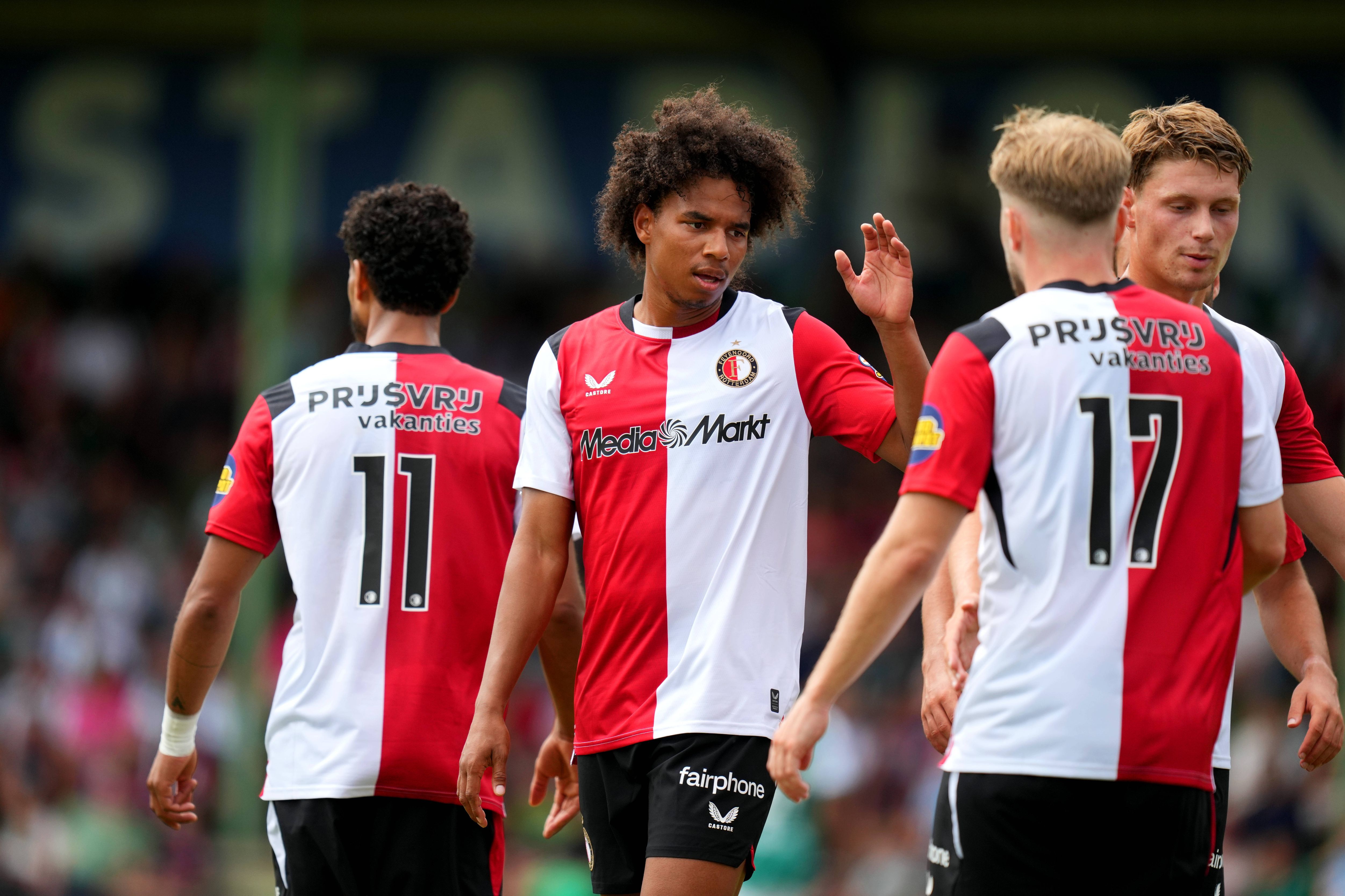 Teruggekeerde Stengs grijpt hoofdrol in eerste oefenwedstrijd van Feyenoord