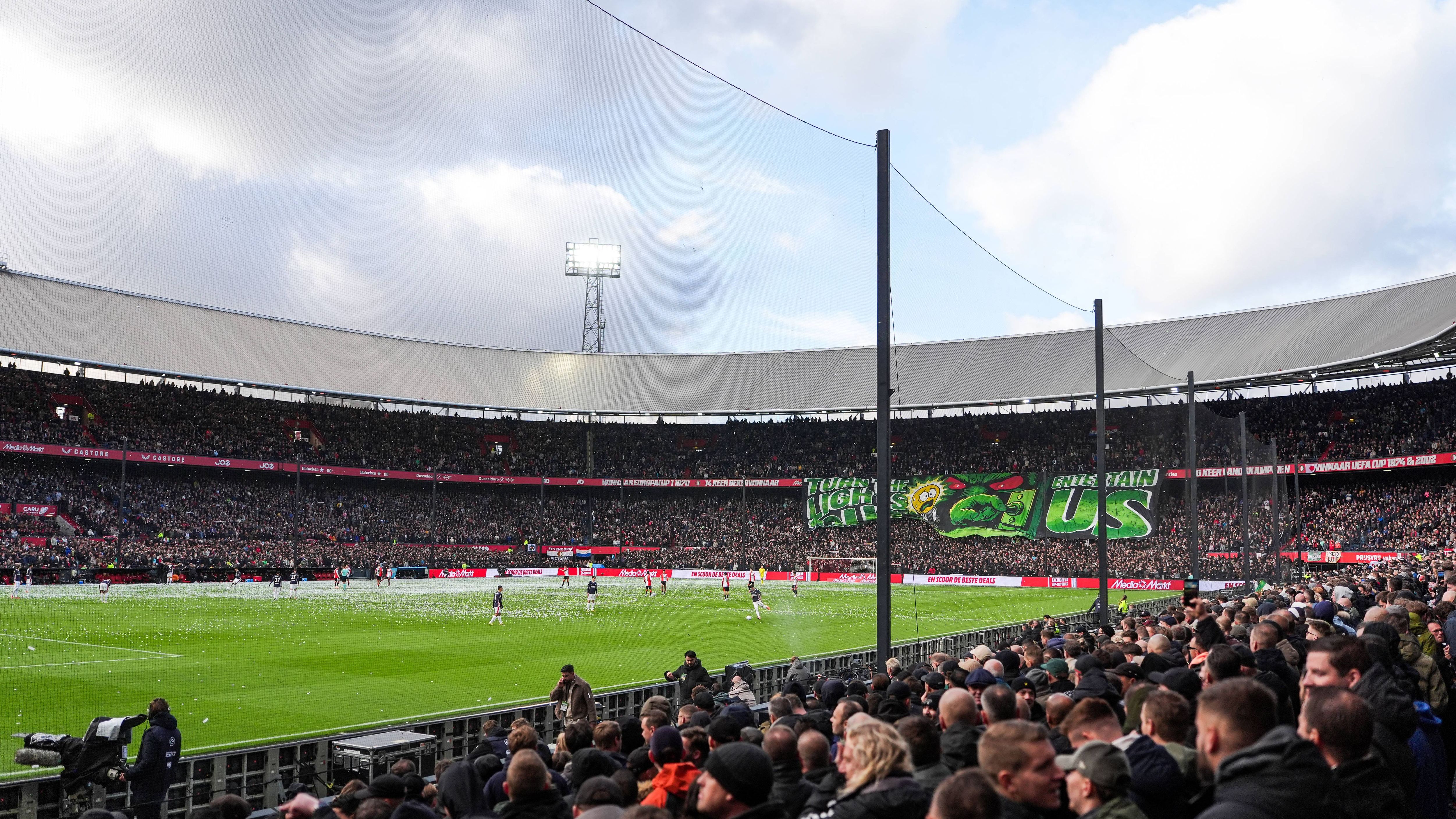 Groot alarm: De Kuip dreigt licentie voor wedstrijden van Feyenoord kwijt te raken