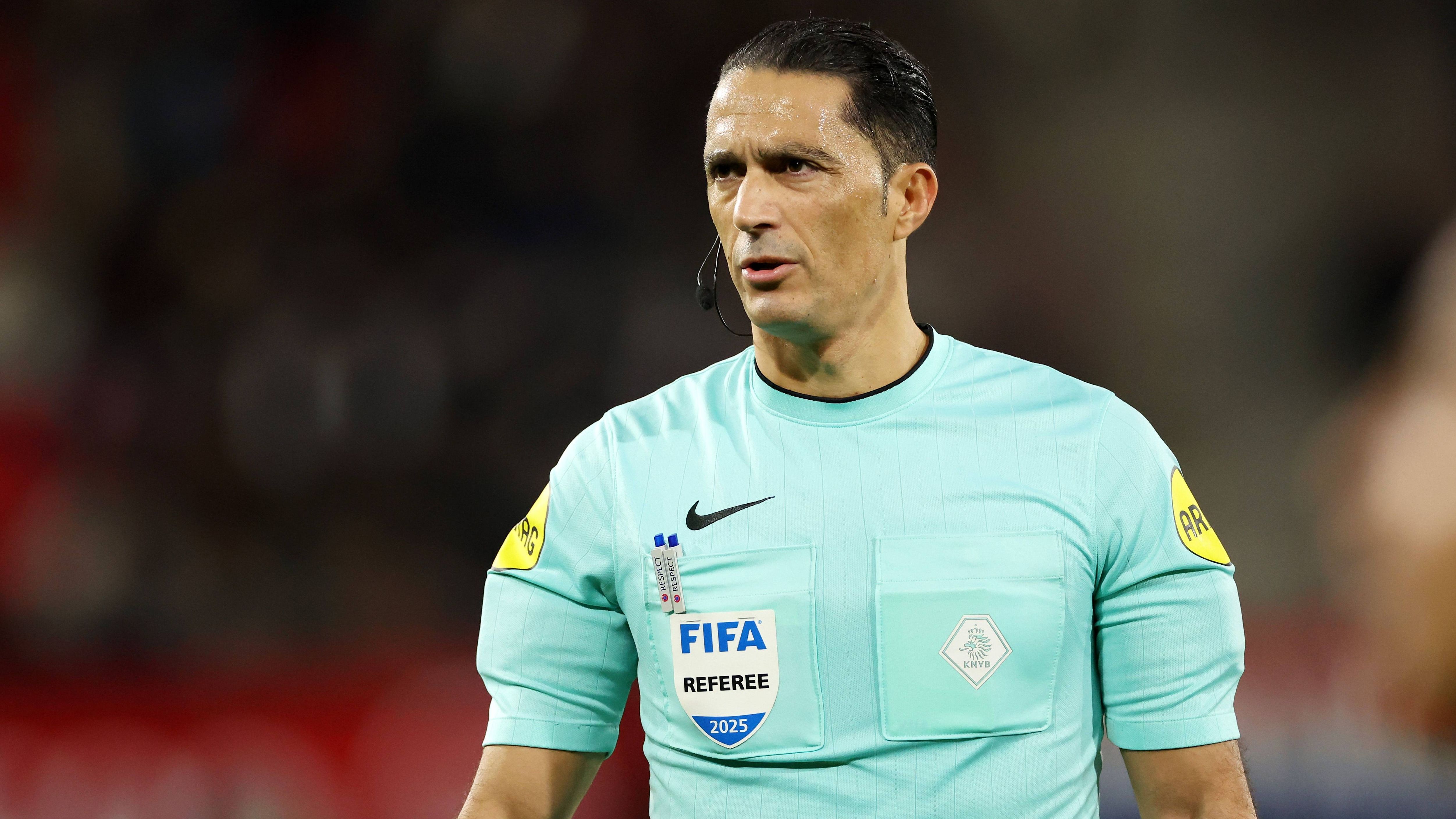 Miste arbitrage overduidelijke rode kaart in de Eredivisie? 'Dit ziet er heel pittig uit, een flinke