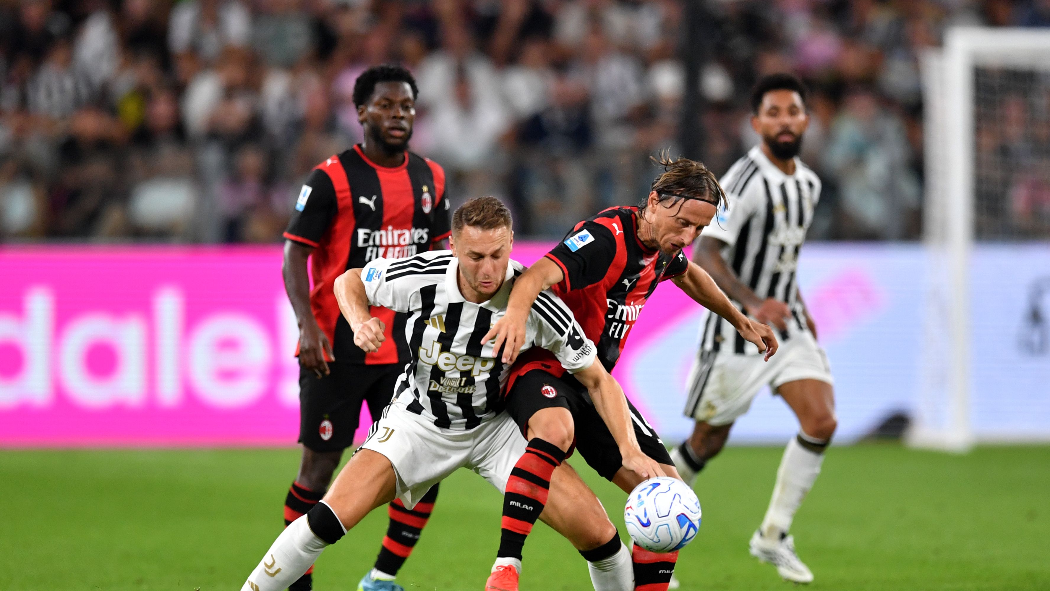 Juventus redt dankzij perfecte assist Teun Koopmeiners in blessuretijd punt tegen AC Milan