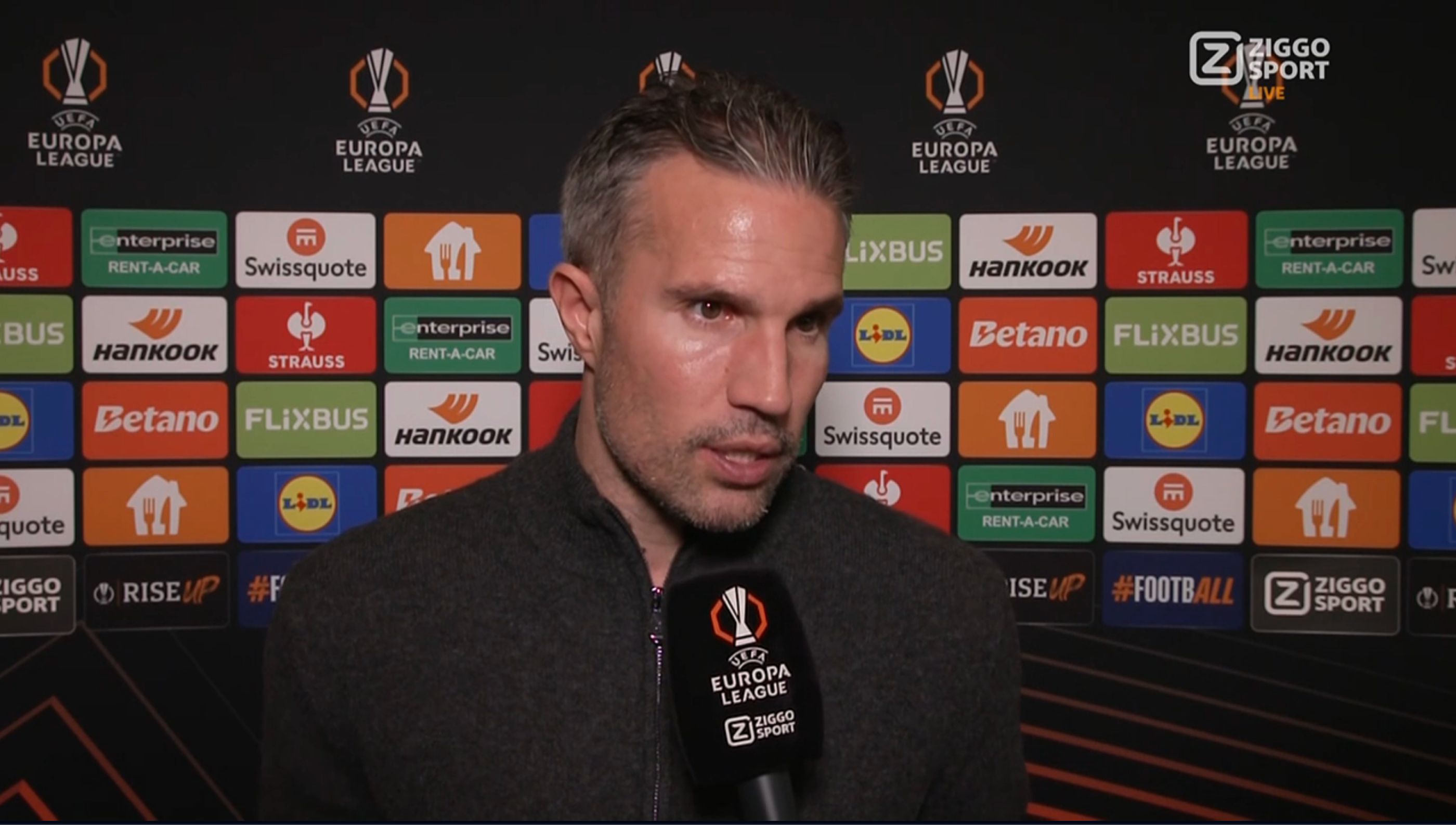 Van Persie gooit viertal Feyenoord-spelers voor de bus: 'Alle vier heel slecht!'