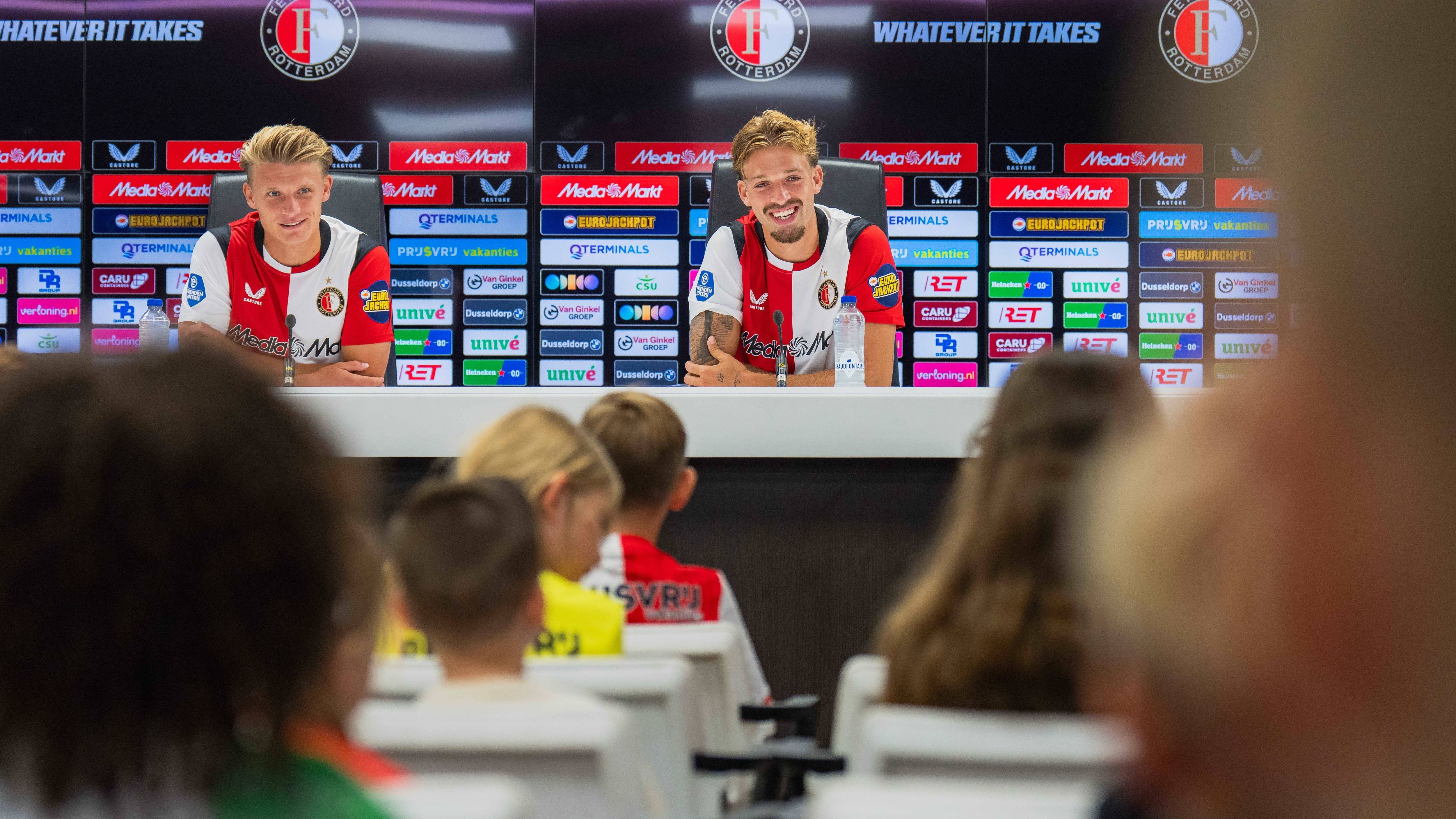 Feyenoord-spelers in de lach om vraag over Van Persie
