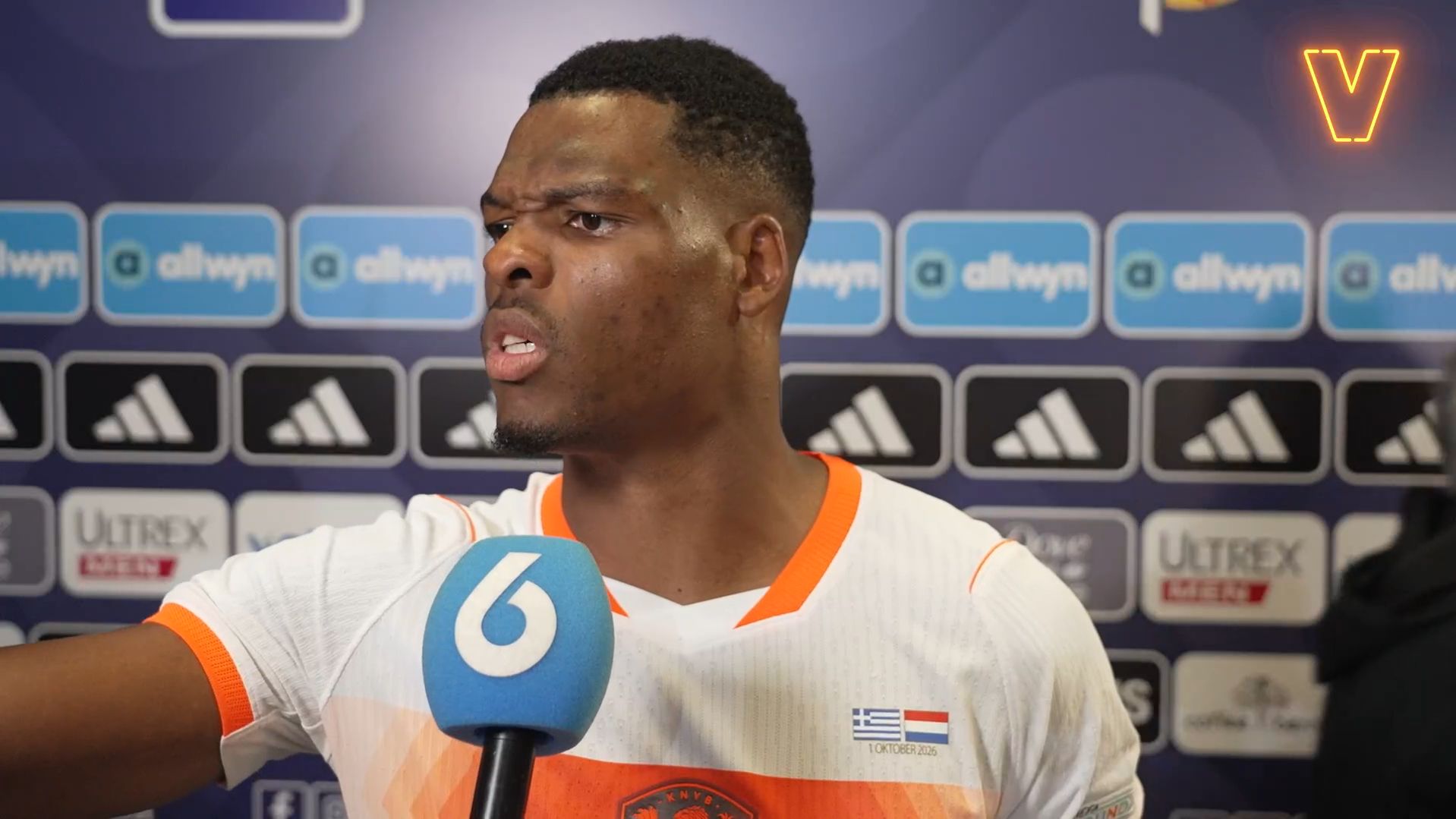 Photo: Voetbalzone Denzel Dumfries grijpt in tijdens interview van Noa Vahle