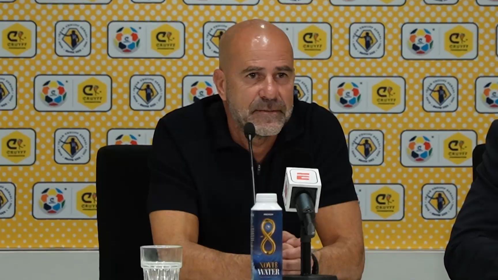 PSV-trainer Peter Bosz roept ergernis op met cynisch antwoord over Ajax