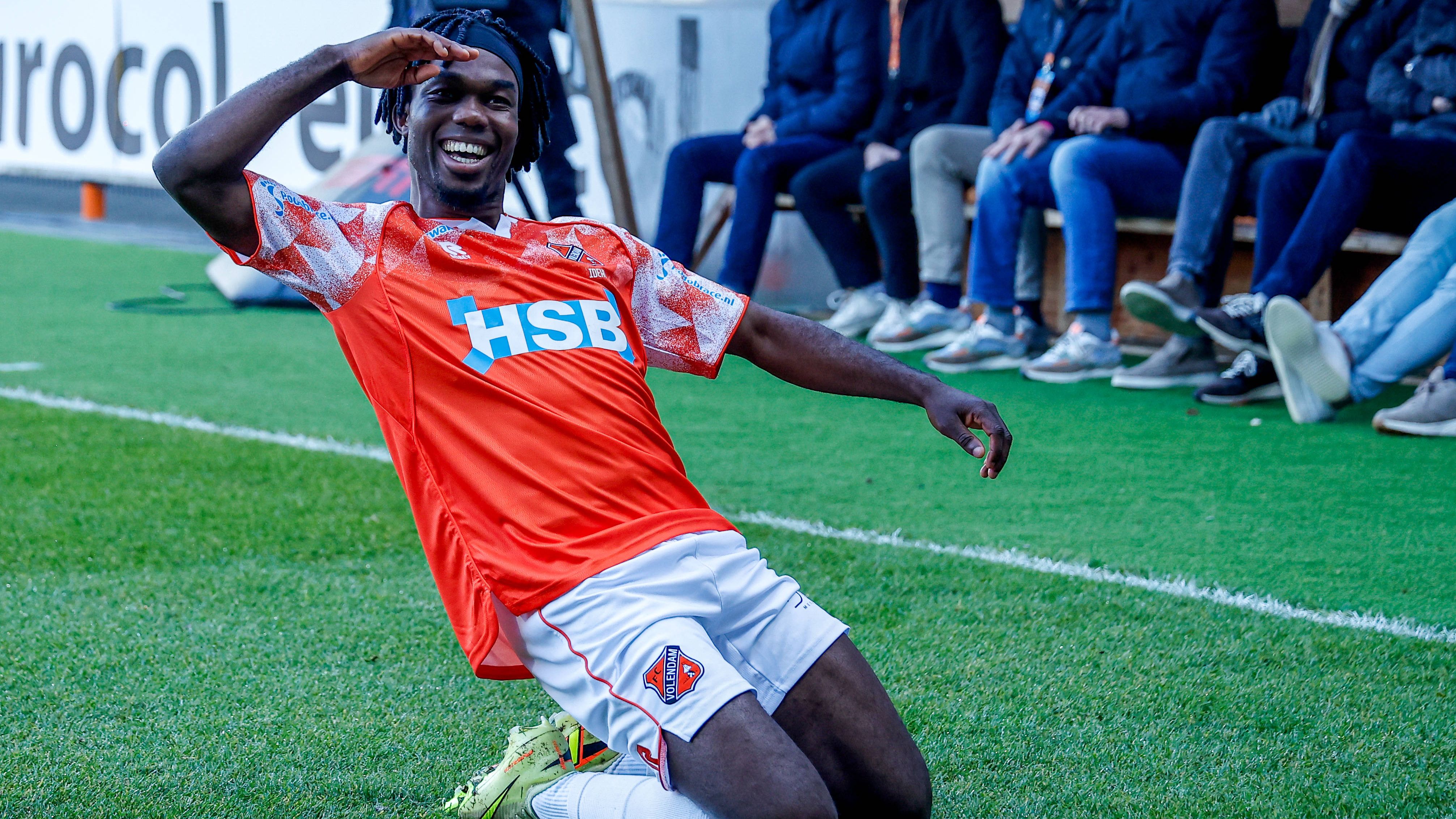 Volendam brengt met fraaie goal Joel Ideho FC Utrecht verder in de problemen
