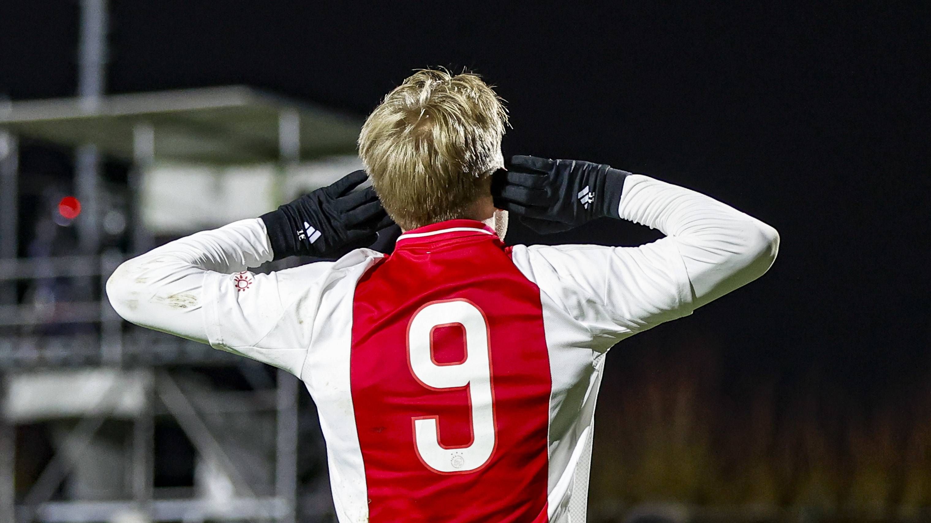 Ajax doet Rijkhoff in de verkoop — photo: Voetbalzone