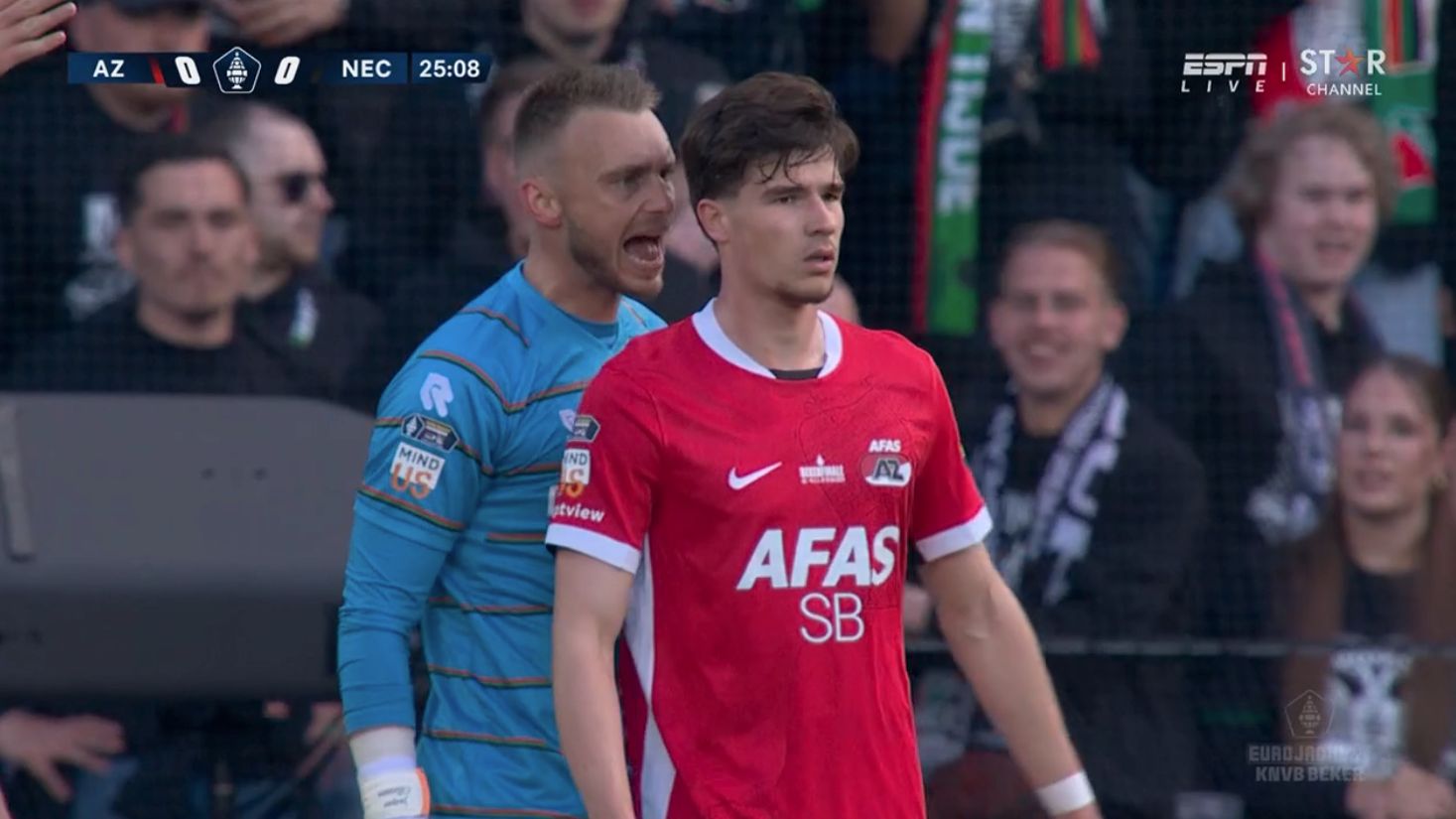 Jasper Cillessen en NEC maken zich enorm kwaad op Wouter Goes; Danny Makkelie grijpt direct in