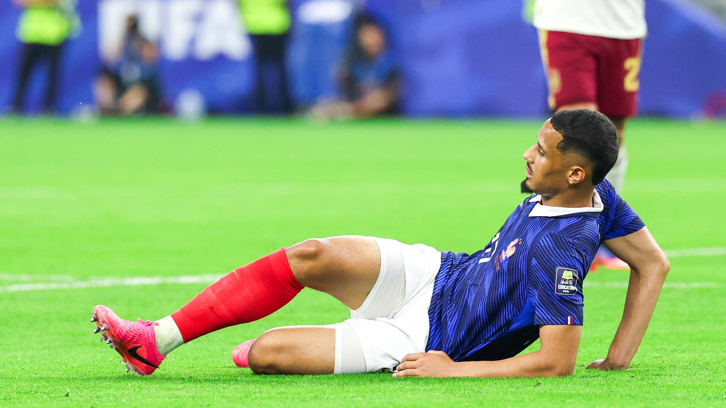 **Saliba's Verborgen Blessure: Rugbreuk Tijdens WK Onthuld**