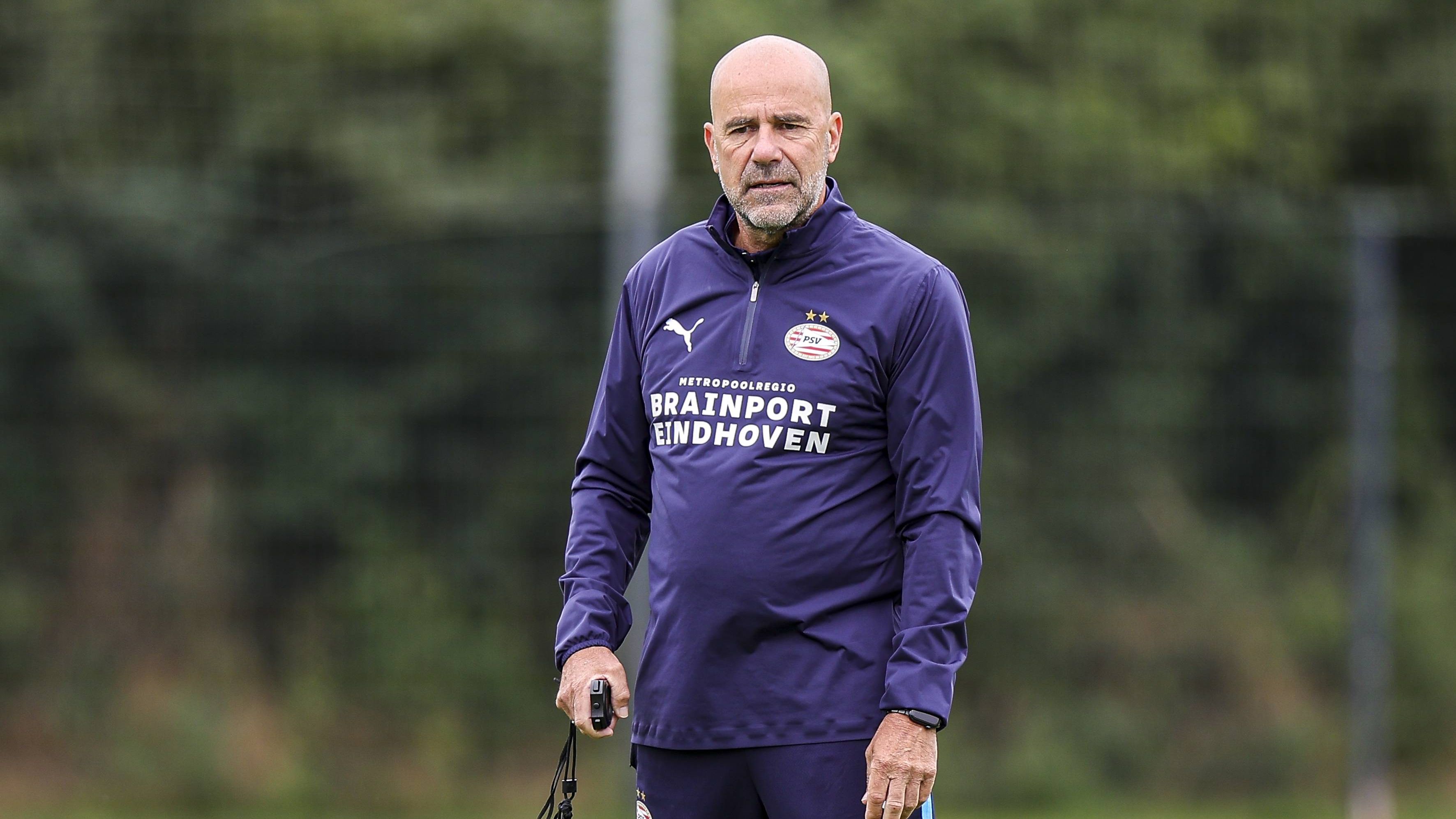 PSV-coach Peter Bosz kijkt toe vanaf de tribune tijdens derby