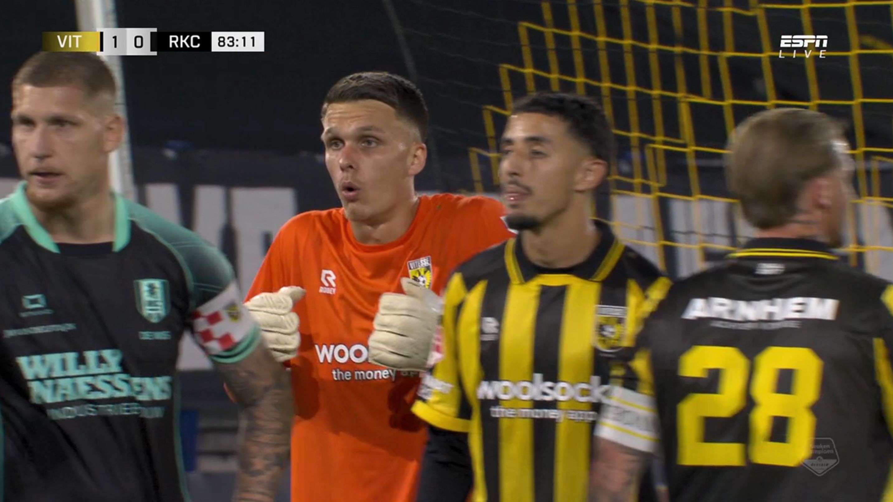 Bizarre beelden: Vitesse-keeper deelt uit het niets klap uit aan tegenstander