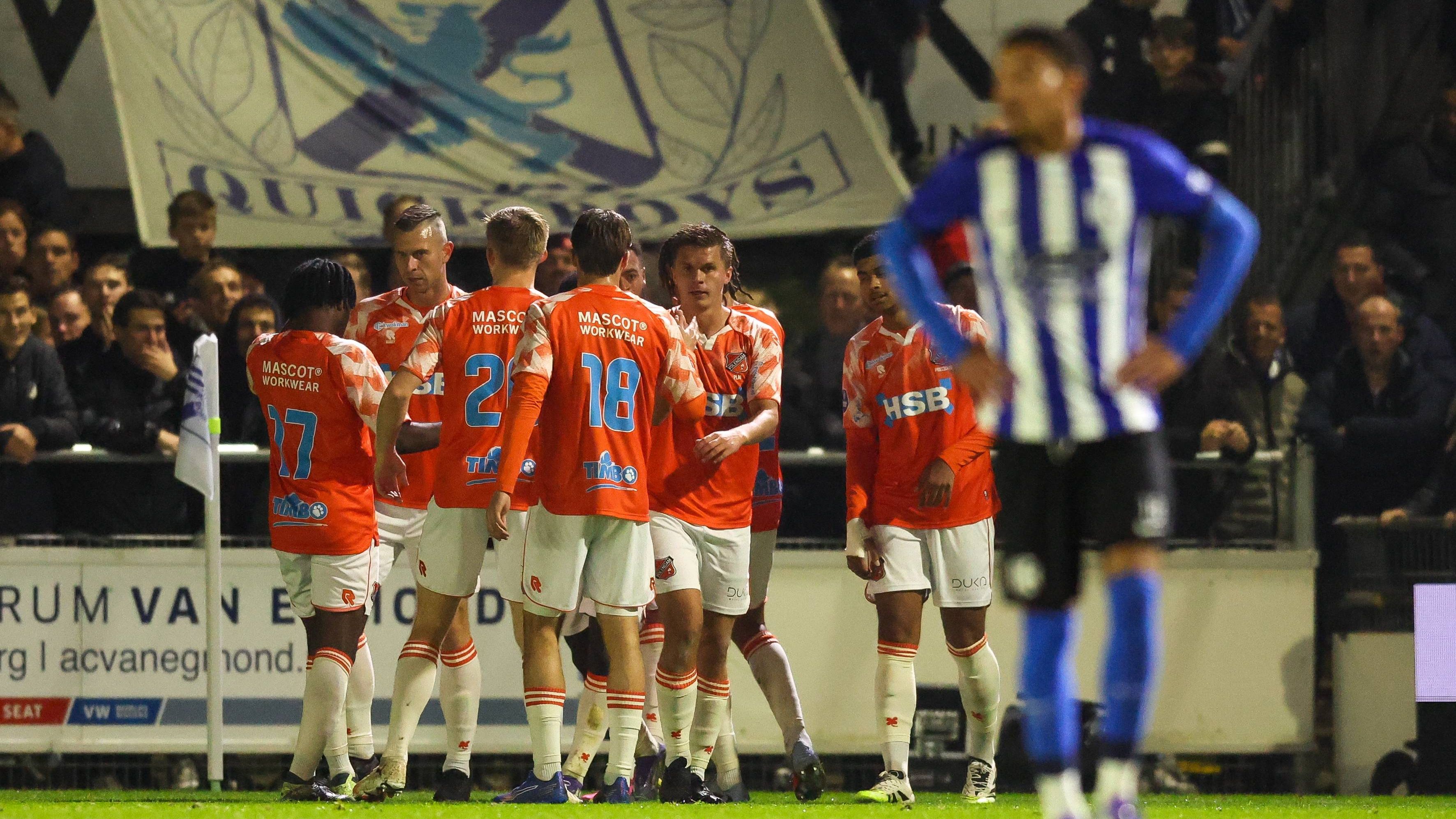 Brandley Kuwas schiet ongenadig hard raak uit vrije trap van grote afstand