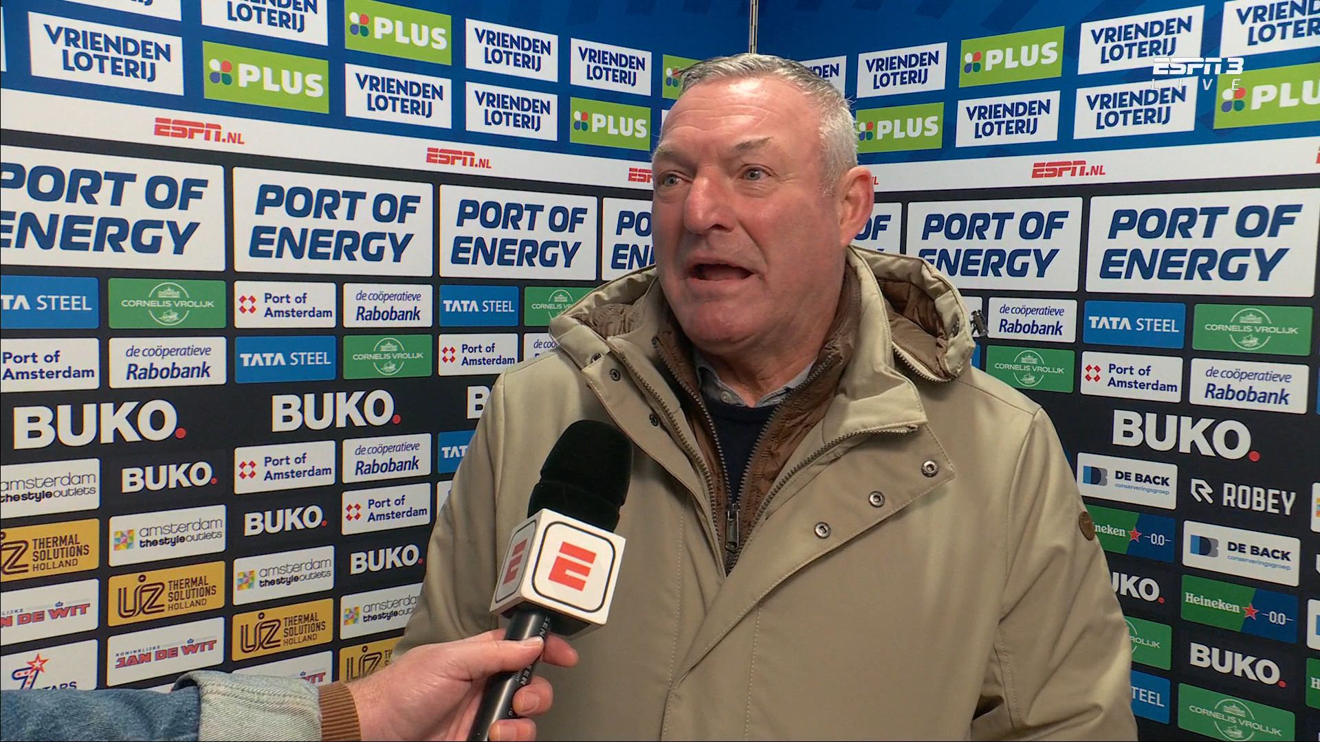 Ron Jans opnieuw kwaad op spelers FC Utrecht: 'Ik word daar helemaal gek van!'